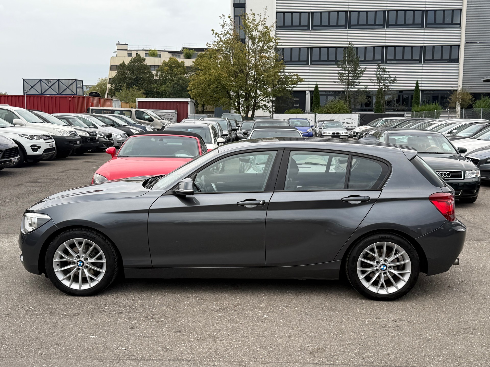 BMW 118i / Frisch ab MFK & Service / 8-fach bereift / Leder / Sitzheizung / Xenon / PDC-image-6