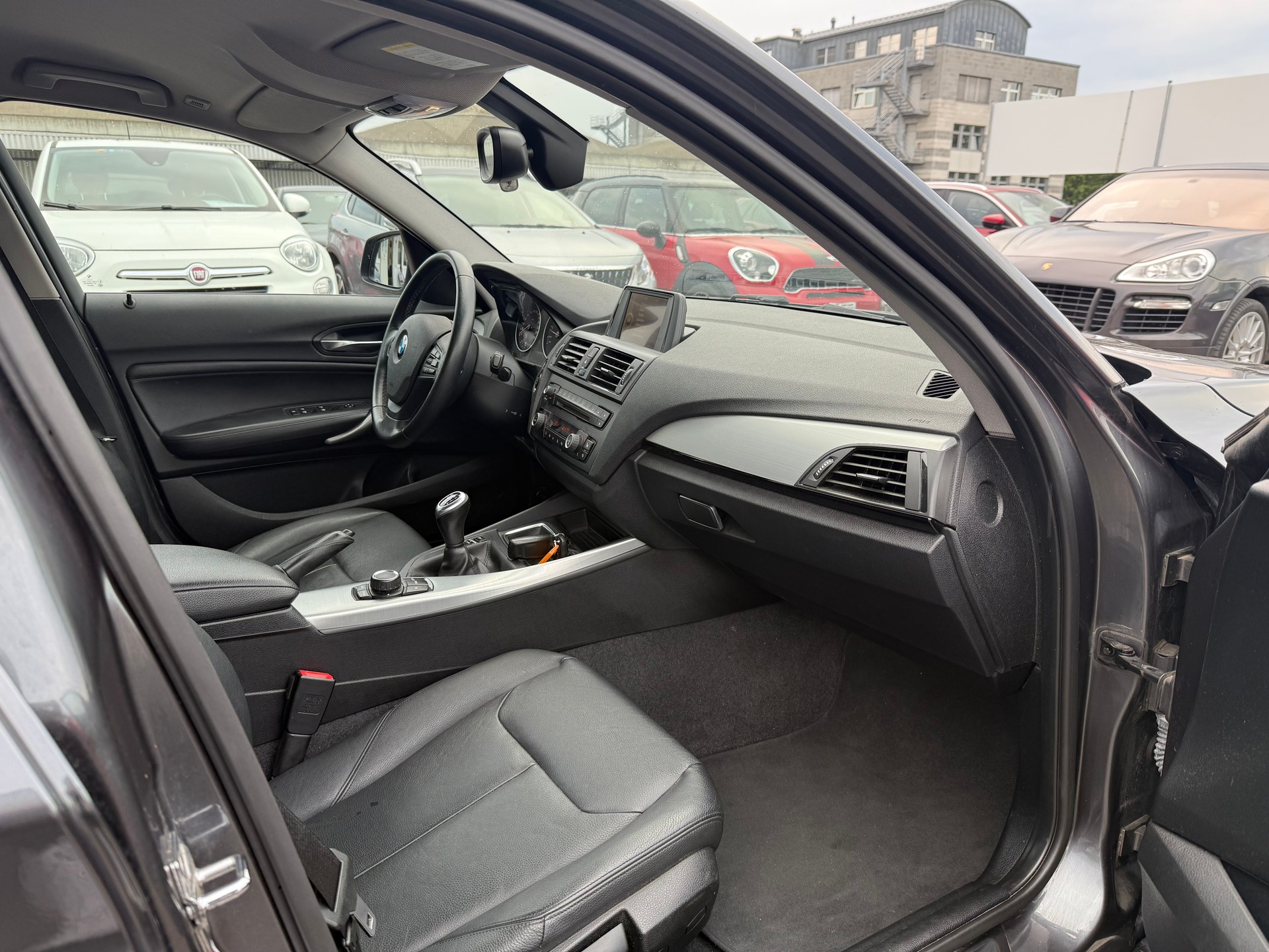 BMW 118i / Frisch ab MFK & Service / 8-fach bereift / Leder / Sitzheizung / Xenon / PDC-image-7