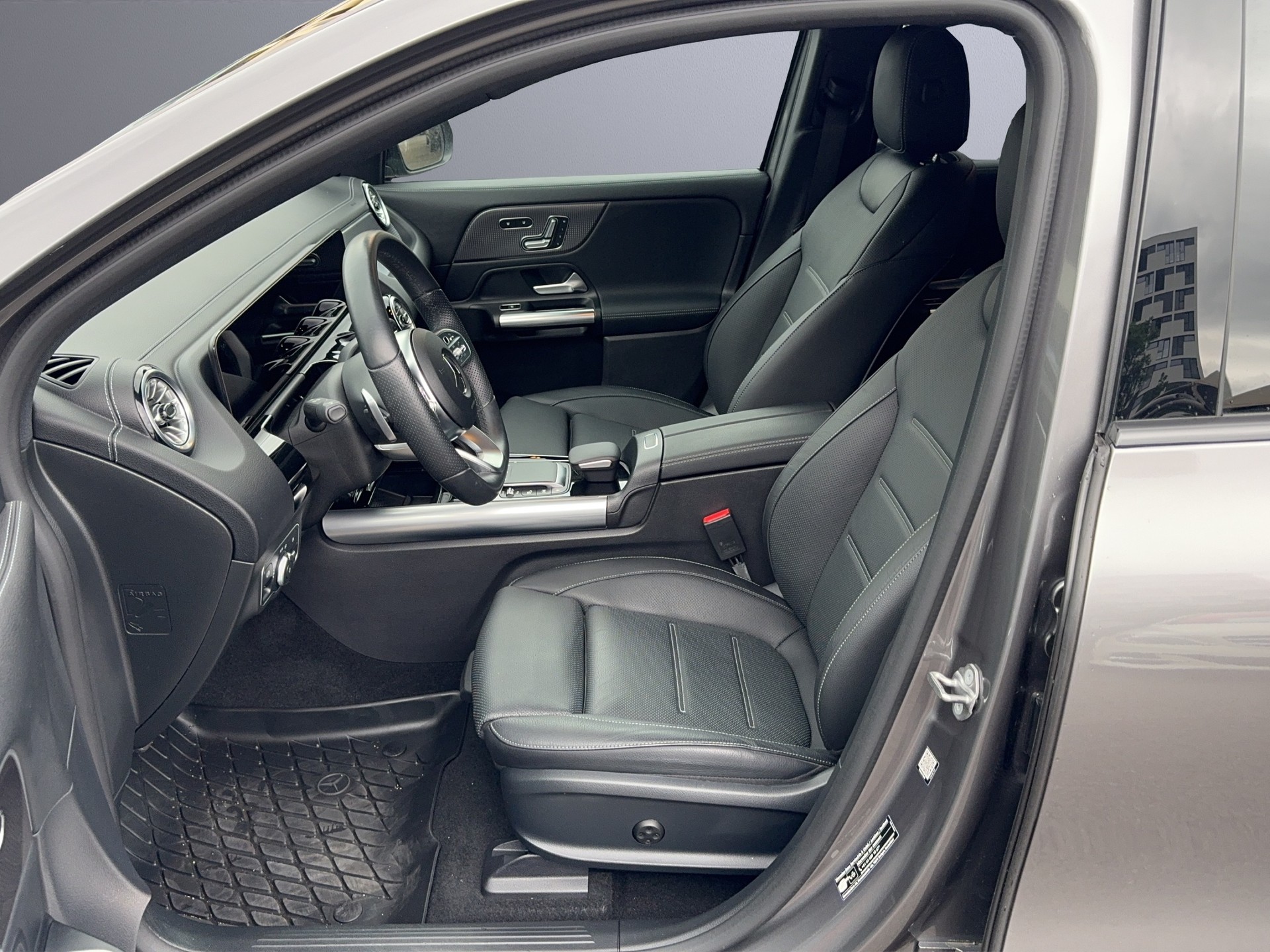 MERCEDES-BENZ EQA 350 4Matic-image-10