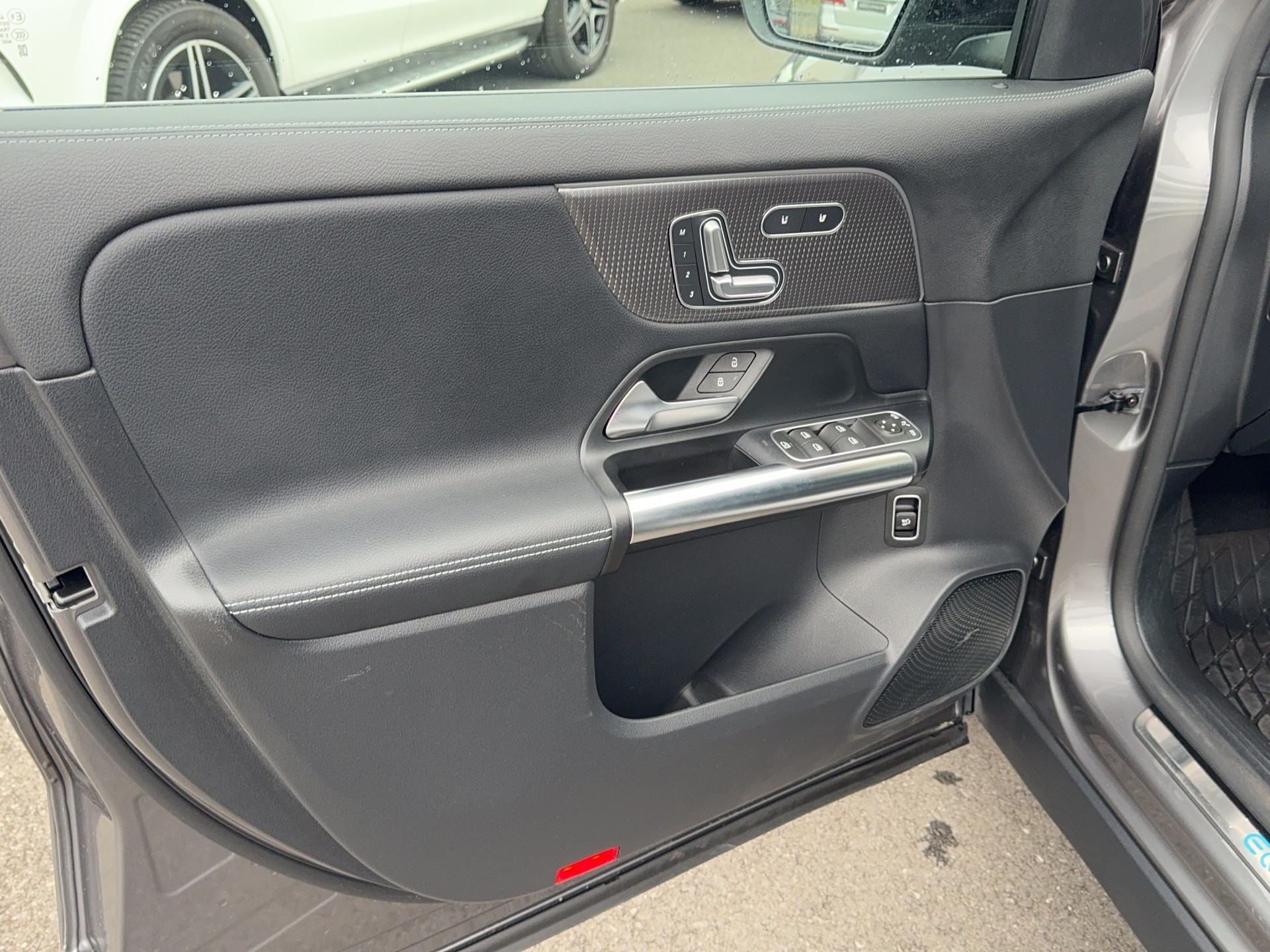 MERCEDES-BENZ EQA 350 4Matic-image-9