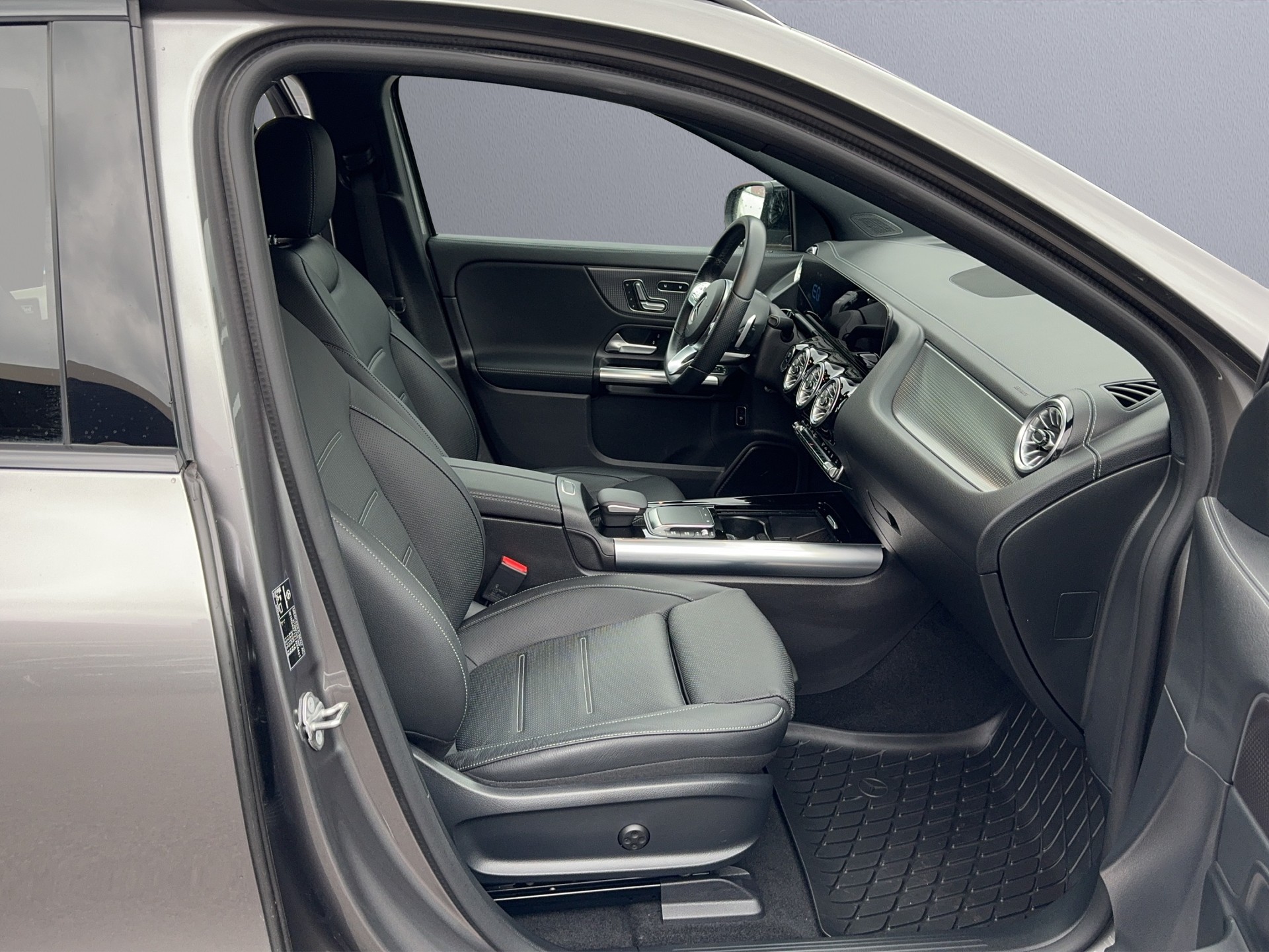 MERCEDES-BENZ EQA 350 4Matic-image-14
