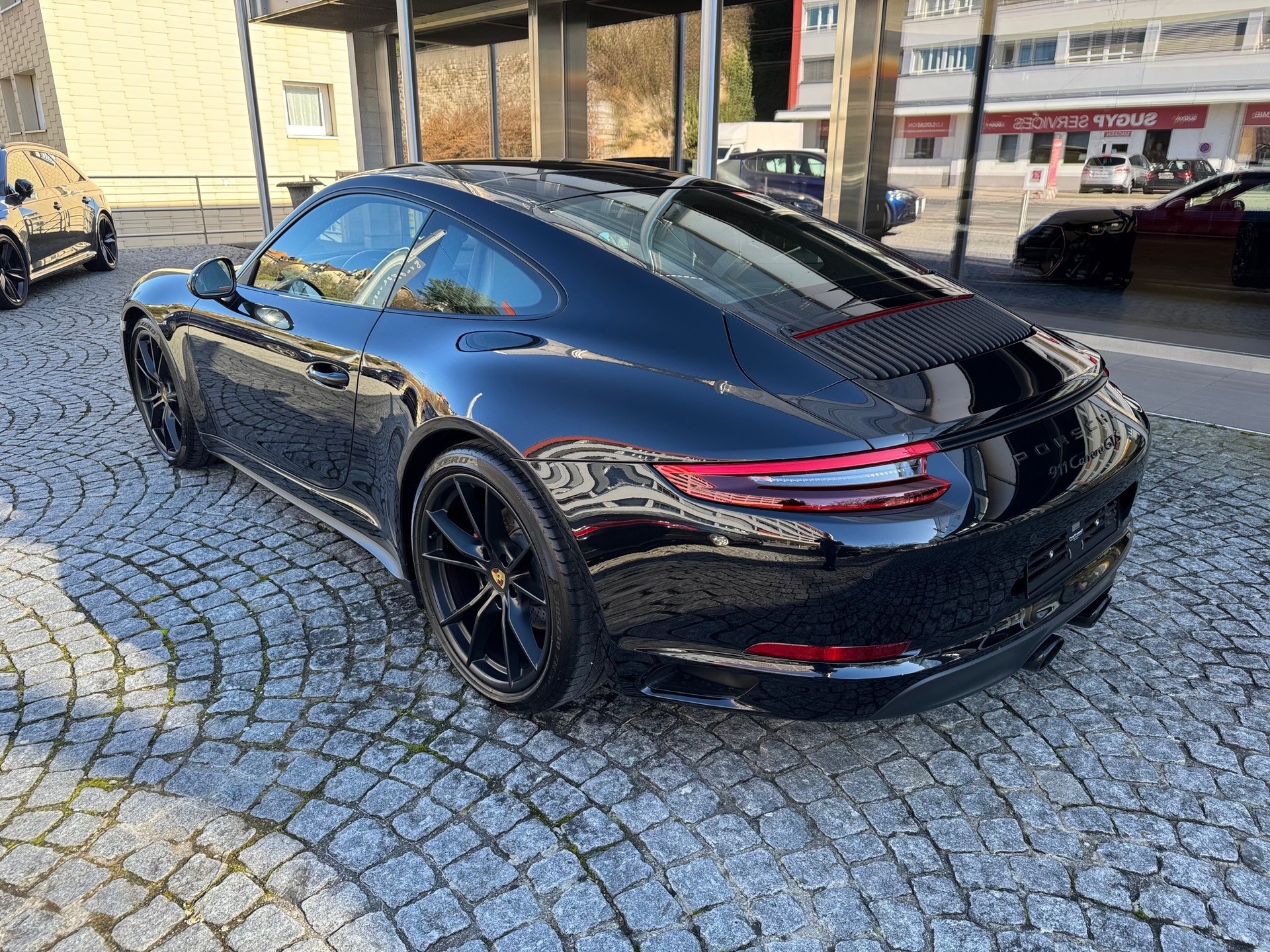 PORSCHE 911 Carrera GTS-image-2