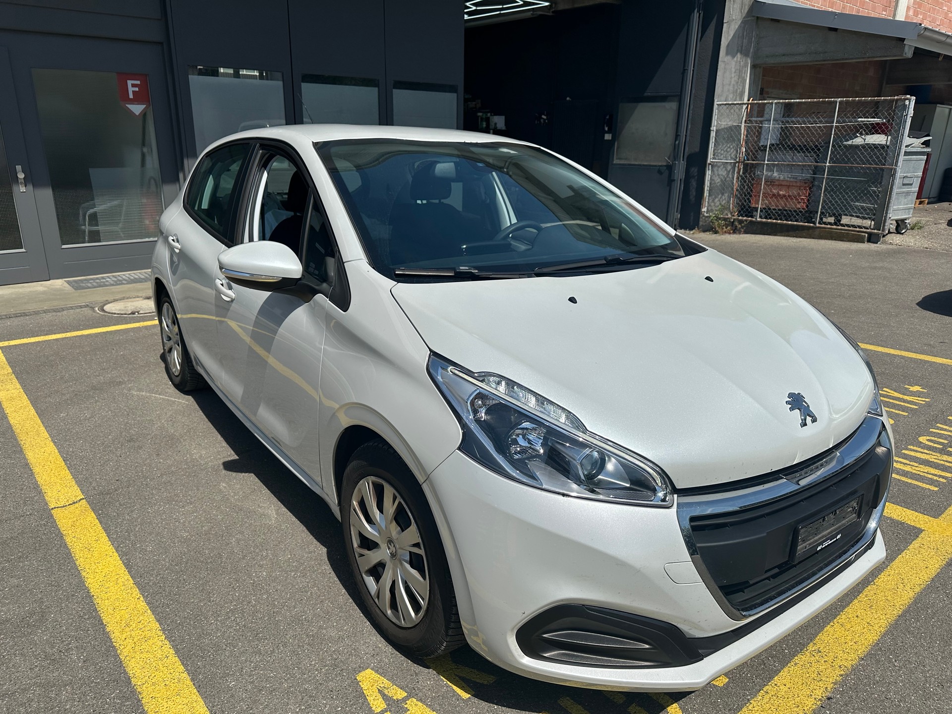 PEUGEOT 208 1.2 VTI Roland Garros-image-1