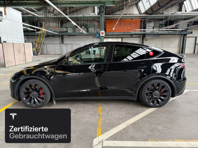 TESLA Model Y Performance-showroom-element-3
