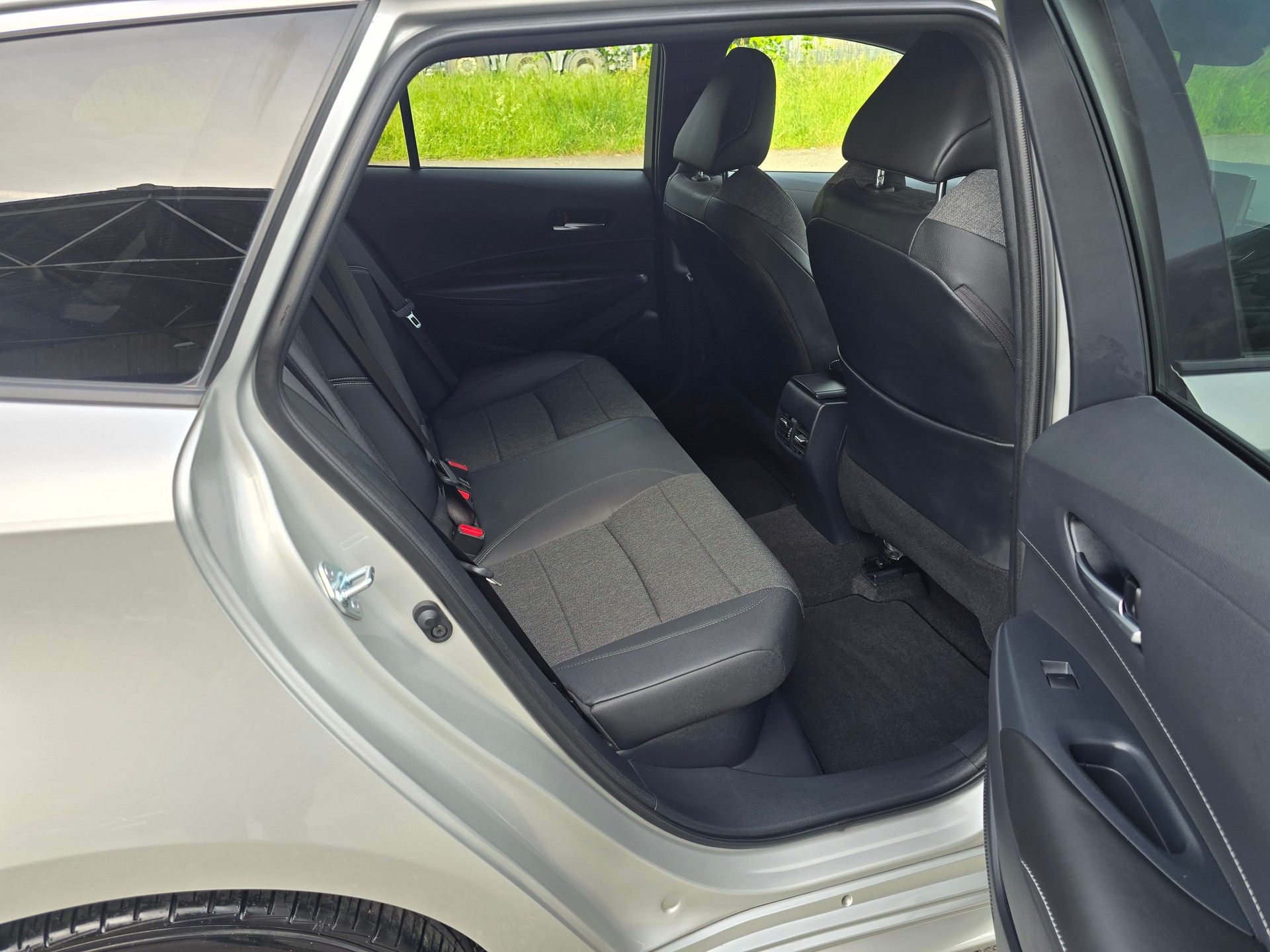 TOYOTA Corolla 2.0 HSD Premium e-CVT-image-11