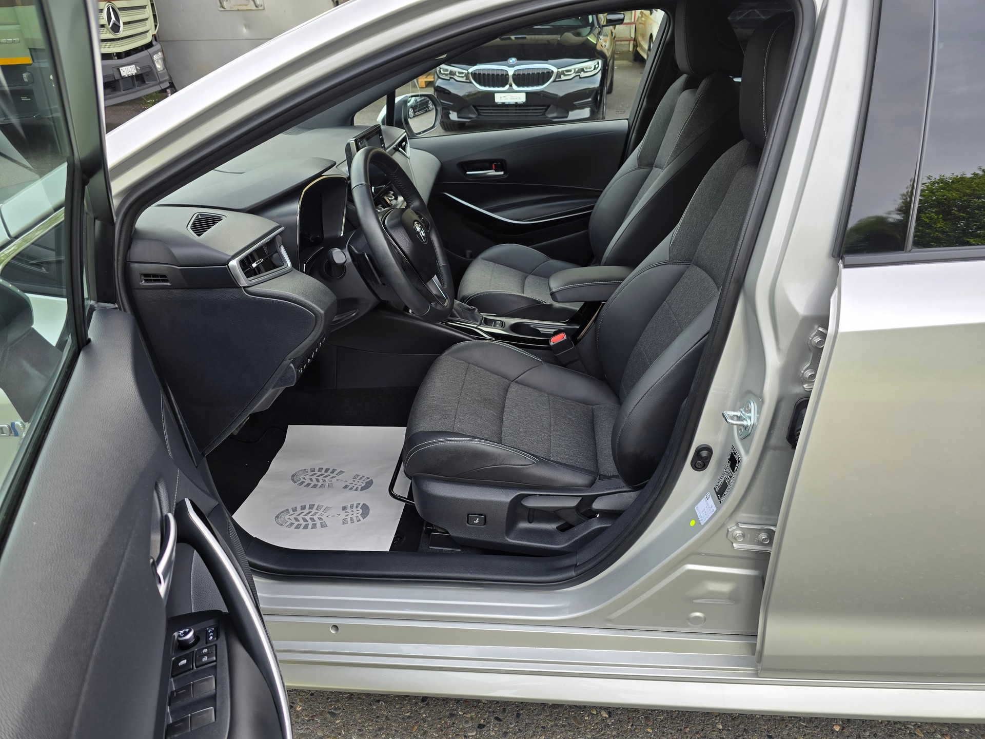 TOYOTA Corolla 2.0 HSD Premium e-CVT-image-12