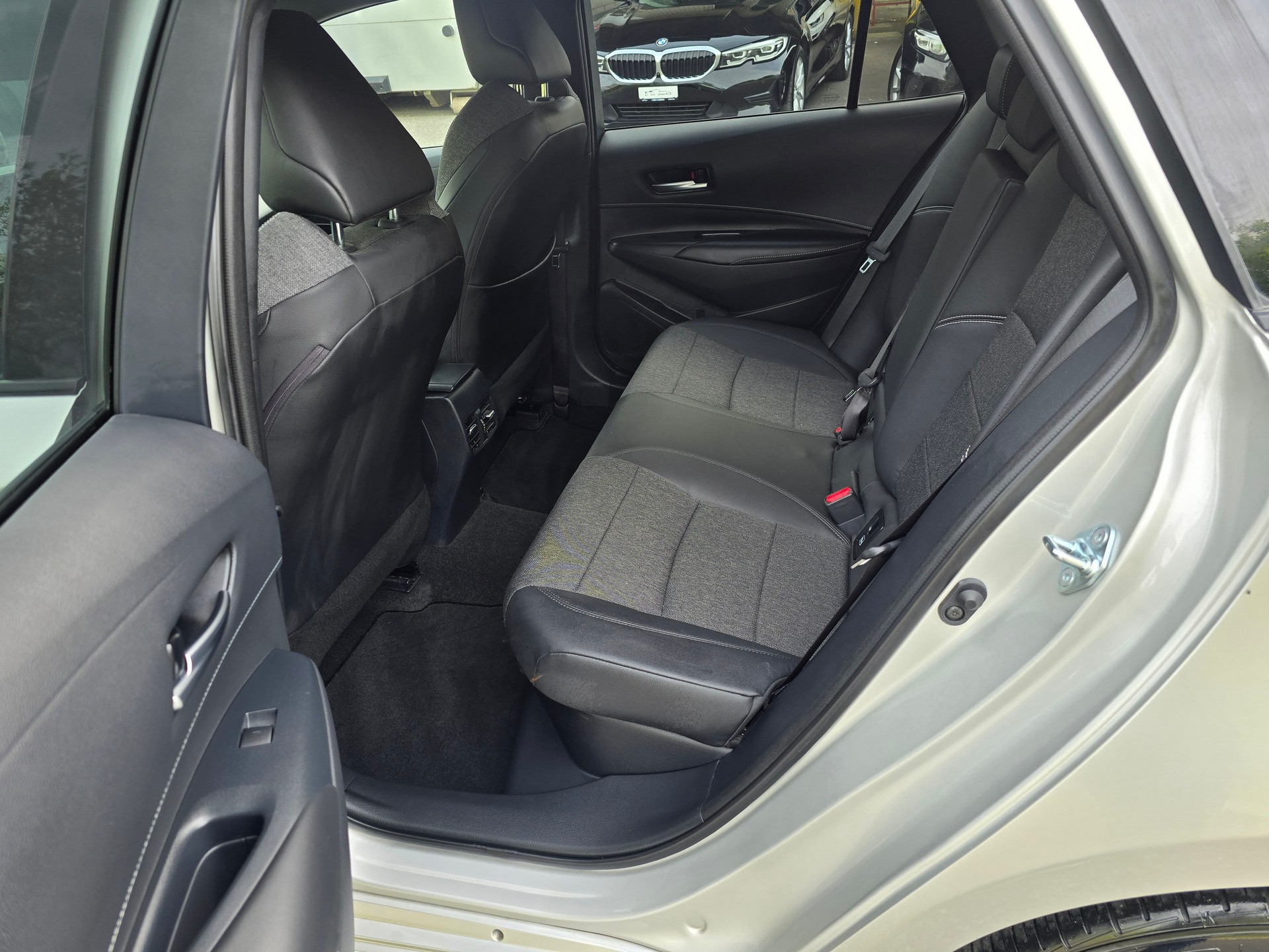 TOYOTA Corolla 2.0 HSD Premium e-CVT-image-15