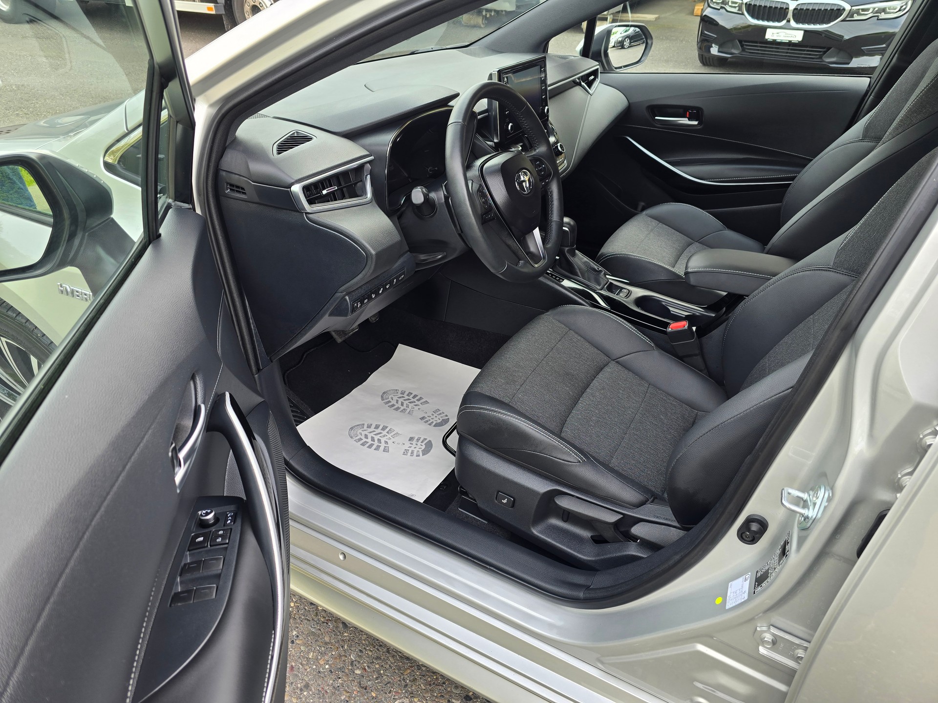 TOYOTA Corolla 2.0 HSD Premium e-CVT-image-13