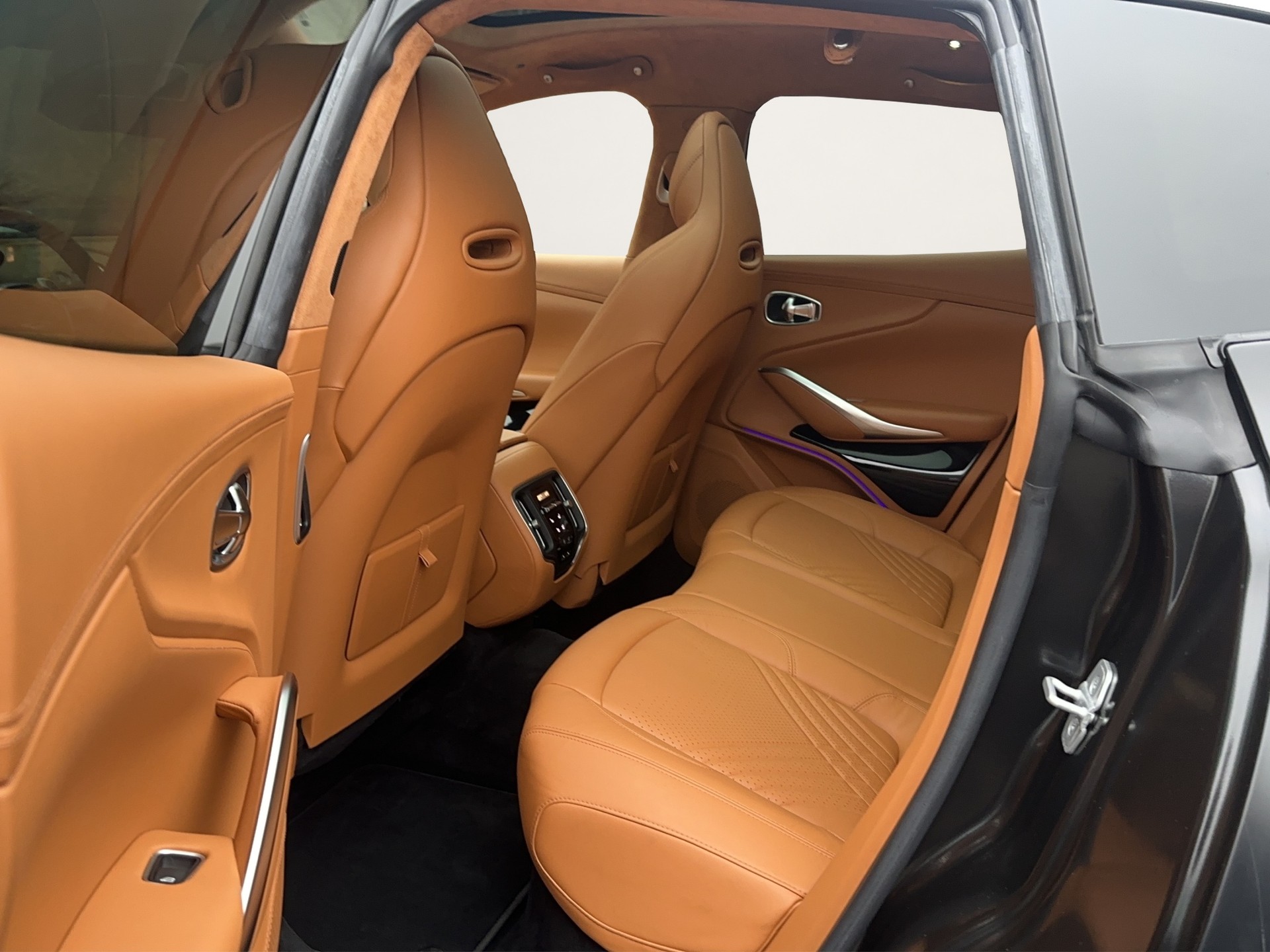 ASTON MARTIN DBX 4.0 V8 (CH) Frisch ab Service!-image-13