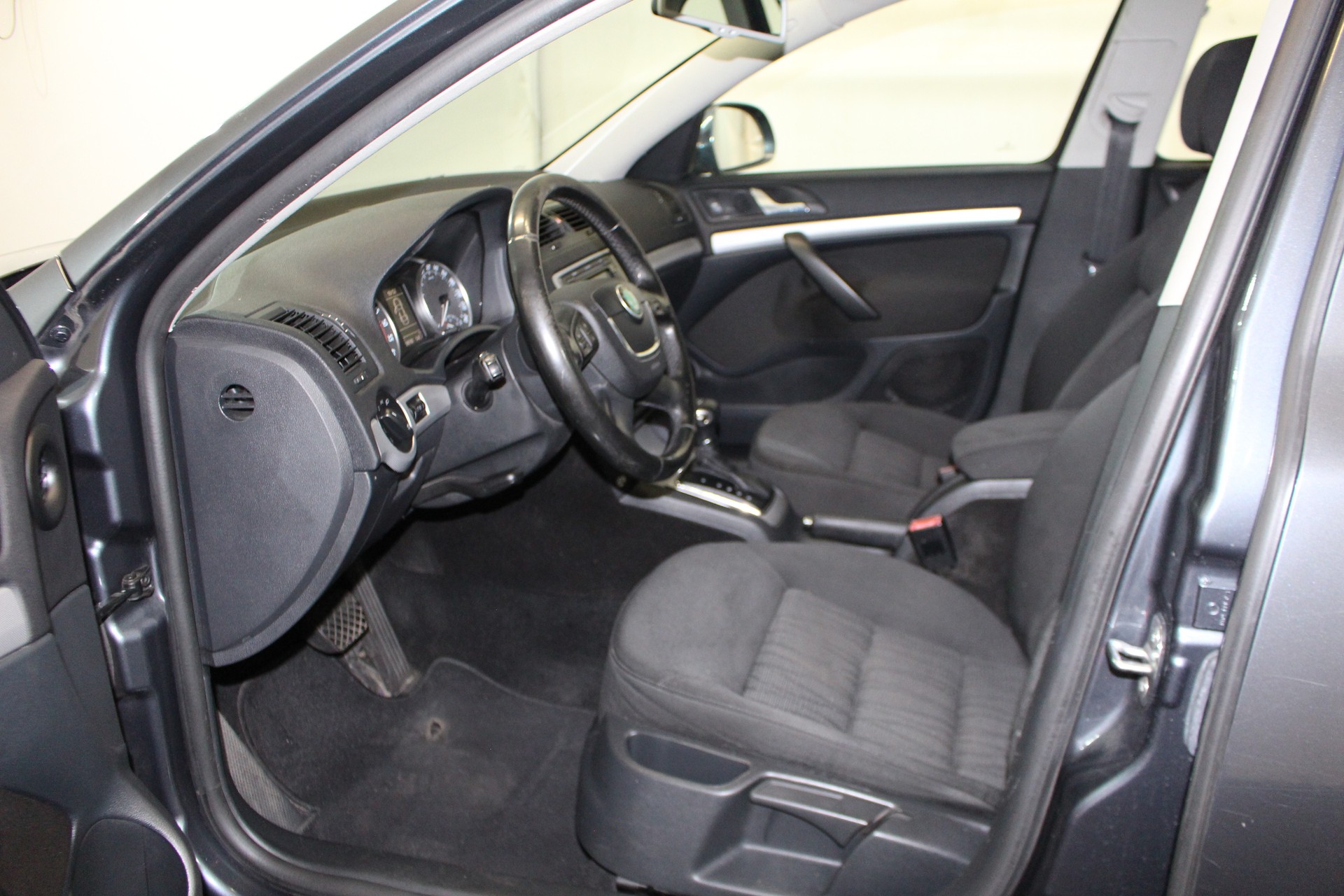 SKODA Octavia Combi 1.9 TDI Elegance DSG-image-6