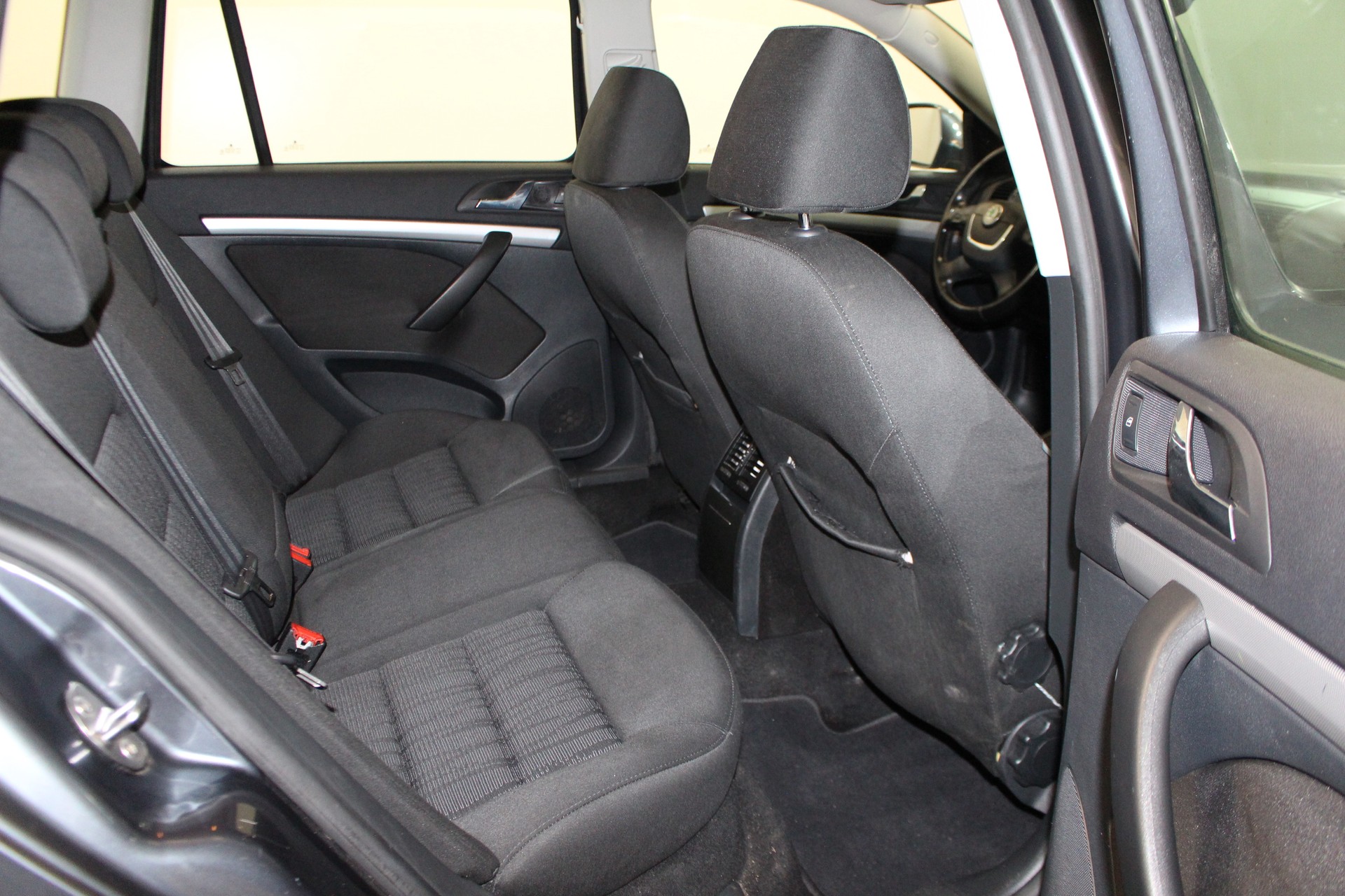 SKODA Octavia Combi 1.9 TDI Elegance DSG-image-9