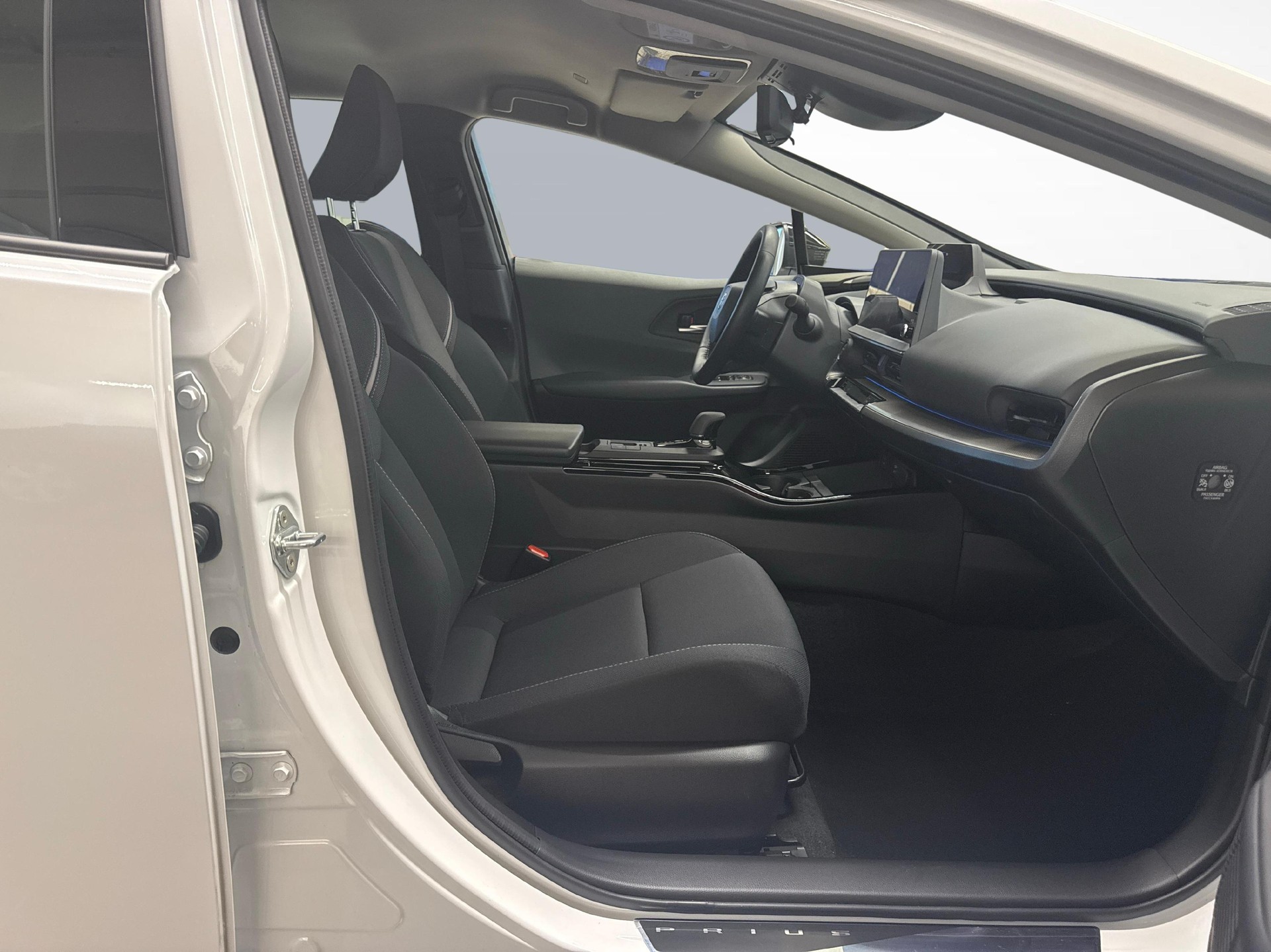 TOYOTA Prius 2.0 Plug-In-Hybrid Style-image-9