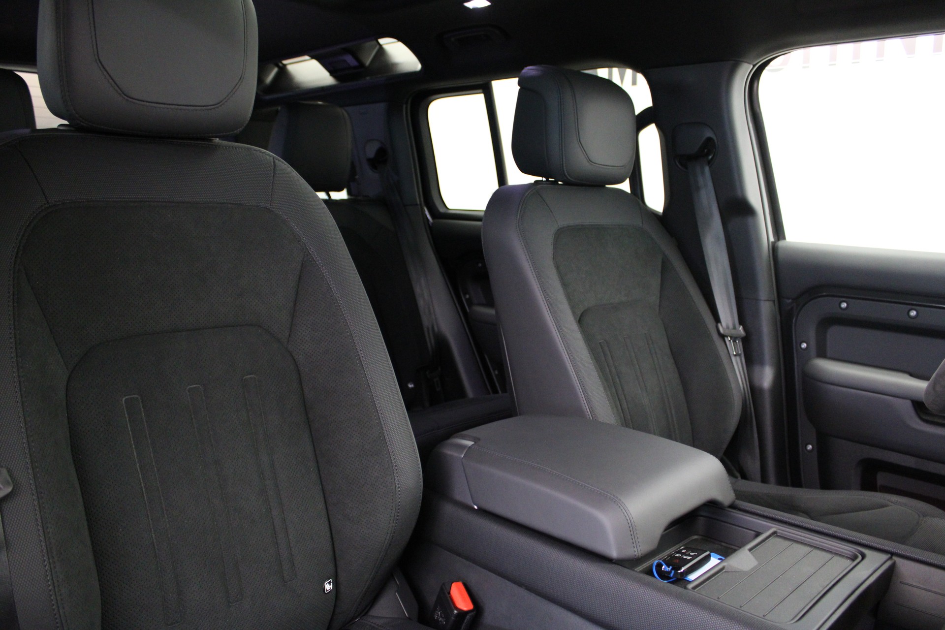 LAND ROVER Defender 110 525 V8 5.0 Carpathian Edition AT8-image-5