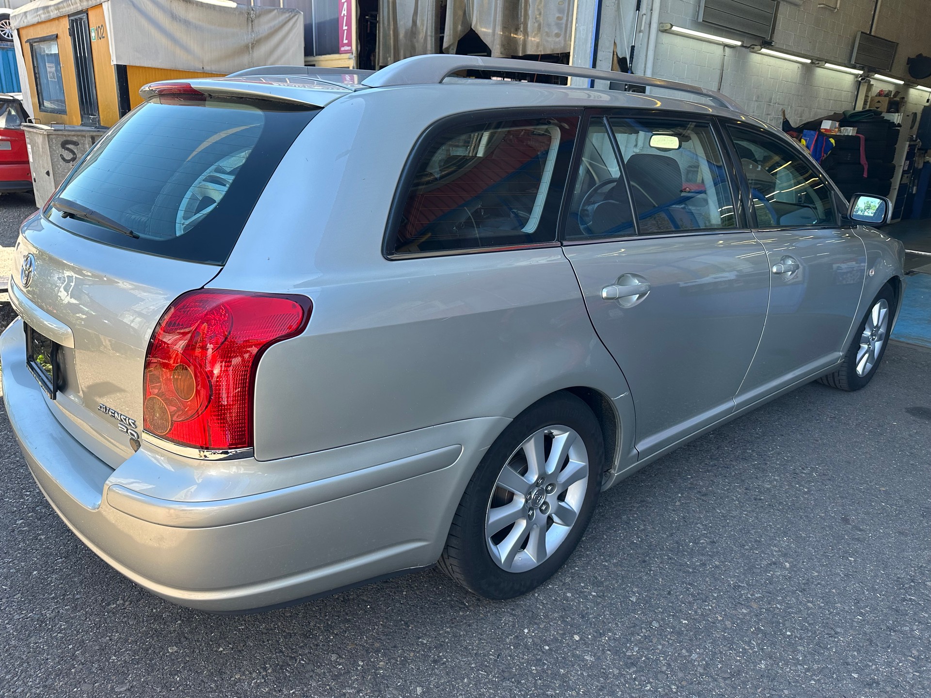 TOYOTA Avensis 2.0 D4 VVT-i Linea Sol Sportswagon-image-3
