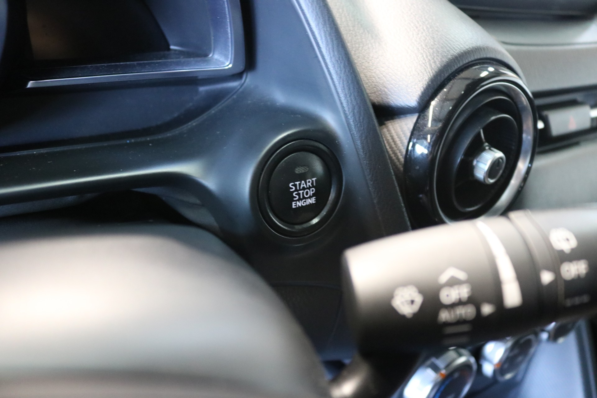 MAZDA 2 SKYACTIV-G 115 Revolution-image-39