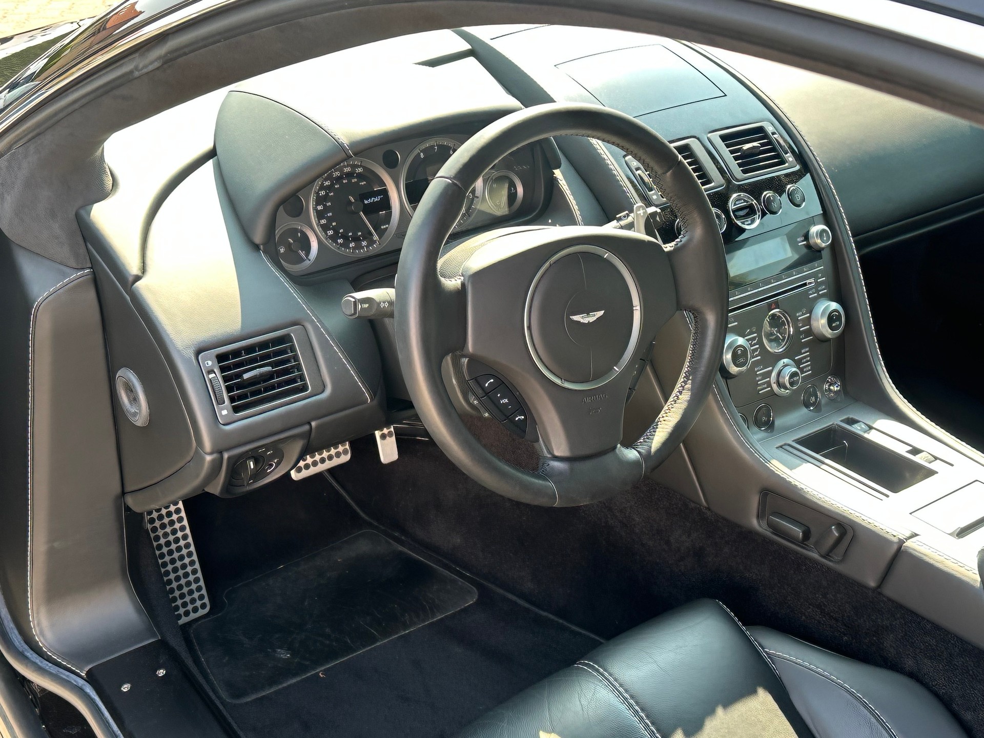 ASTON MARTIN V8 Vantage 4.7 Sportshift II Facelift-image-6