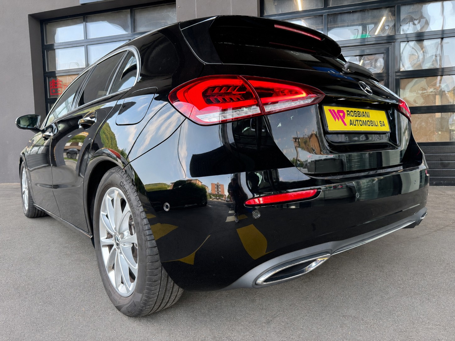 MERCEDES-BENZ A 200 7G-DCT-showroom-element-3