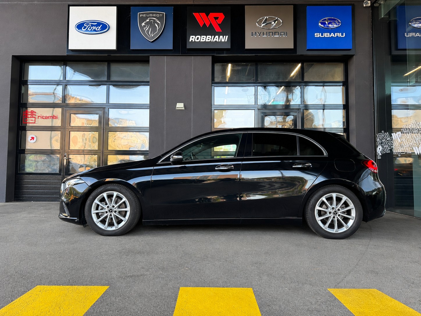 MERCEDES-BENZ A 200 7G-DCT-showroom-element-1