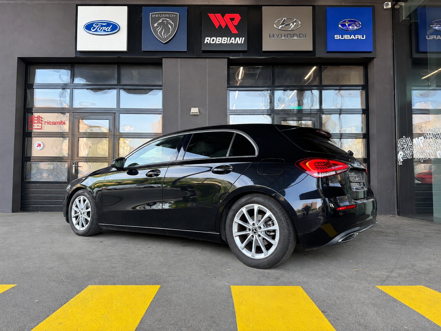 MERCEDES-BENZ A 200 7G-DCT-showroom-element-2