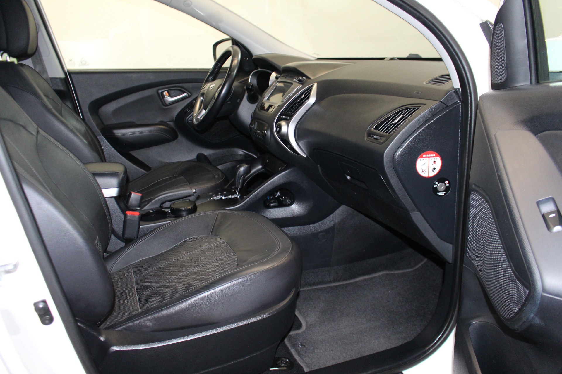 HYUNDAI iX 35 2.0 CRDi Premium 4WD Automatic-image-10