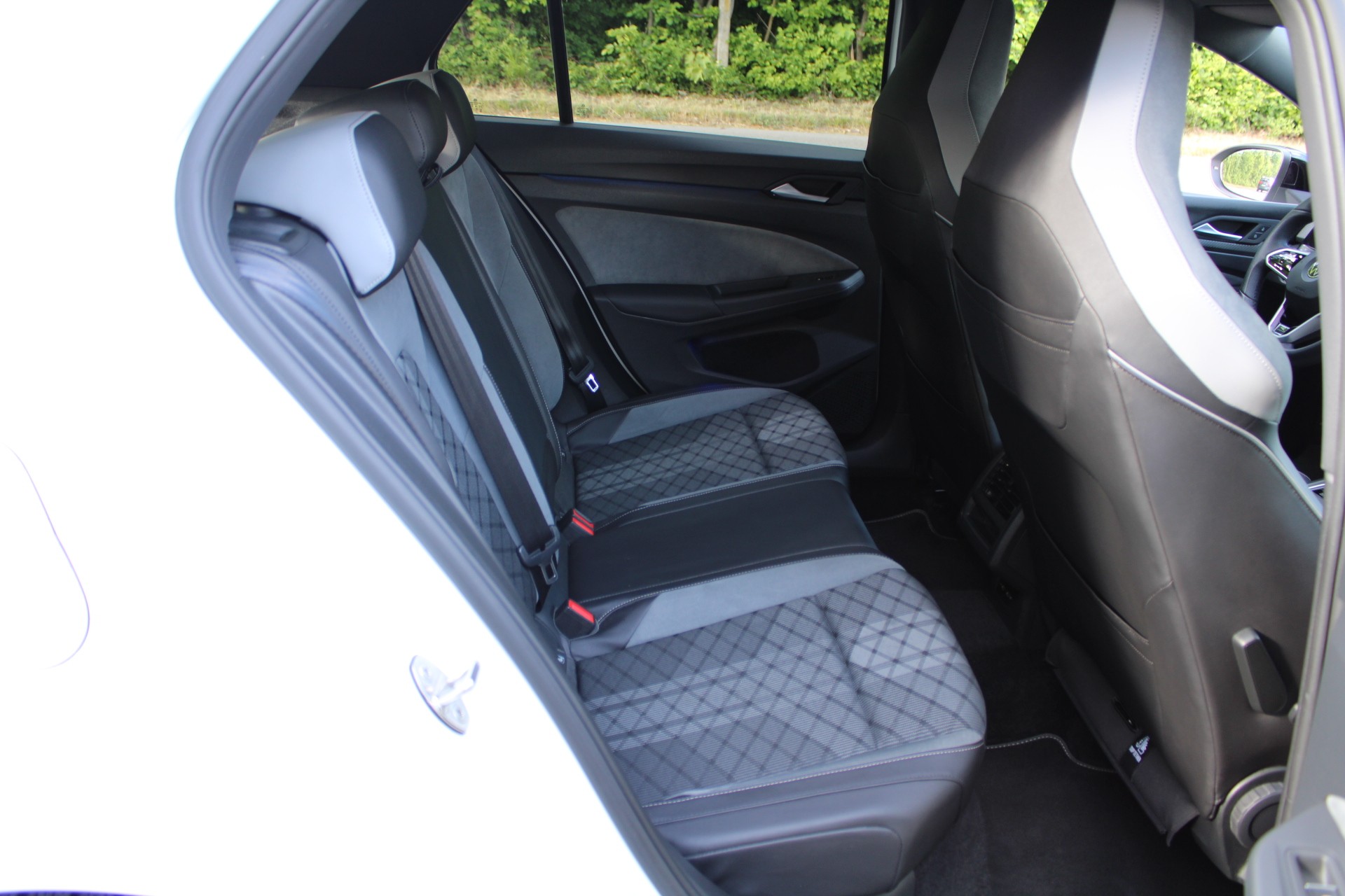 VW Golf 1.5 eTSI mHEV ACT R-Line DSG-image-6