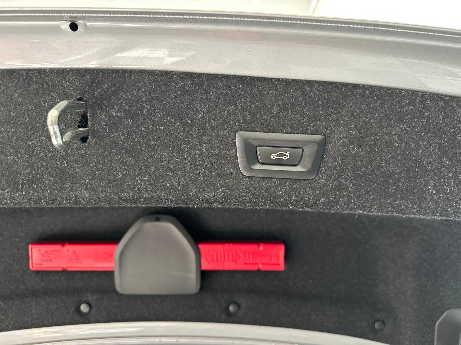 BMW 330e Steptronic Luxury Line-image-26