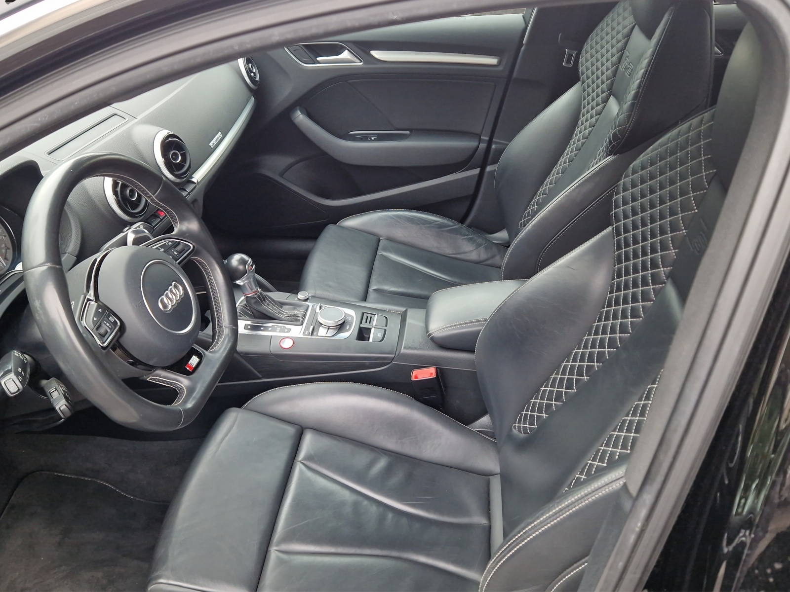 AUDI S3 Sportback 2.0 T FSI quattro S-Tronic-showroom-element-3