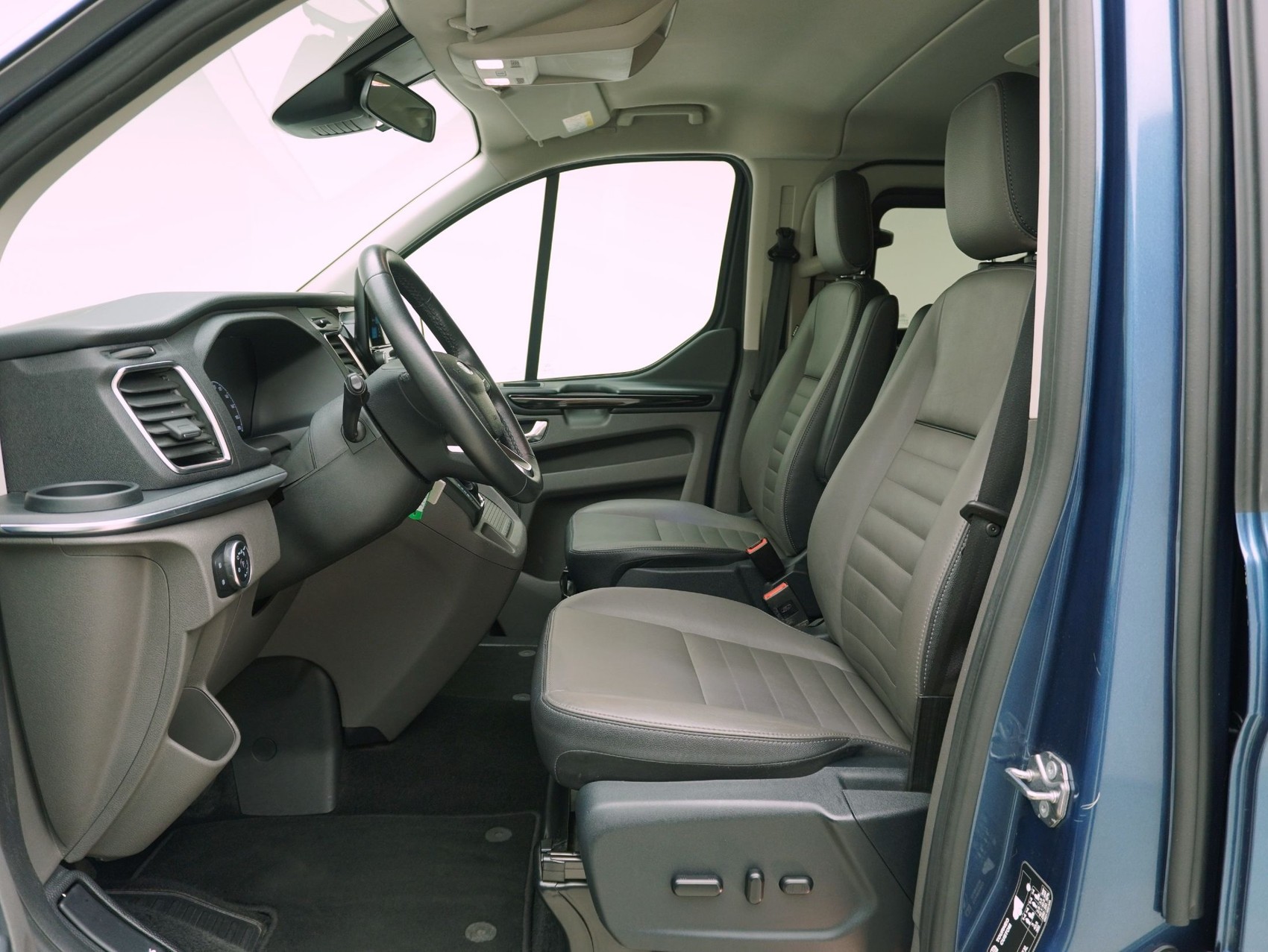 FORD Tourneo Custom Bus 310 L1 2.0 TDCi Titanium-image-8