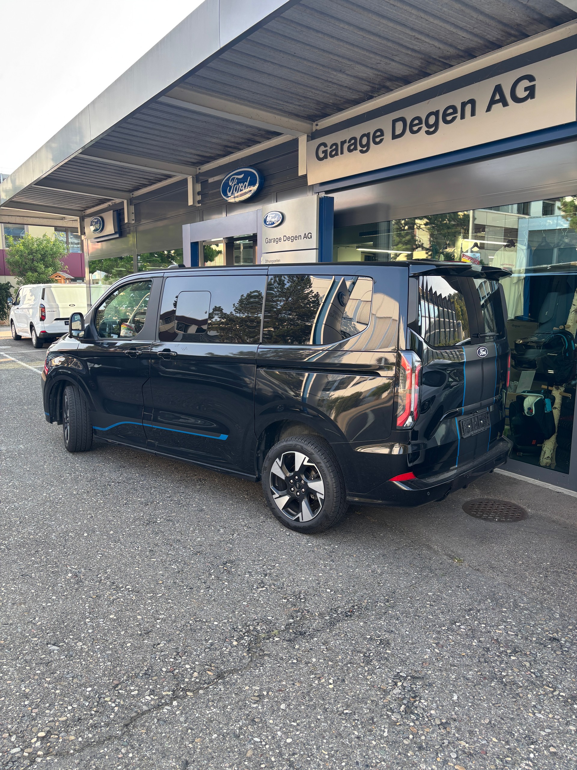 FORD Sport-showroom-element-1