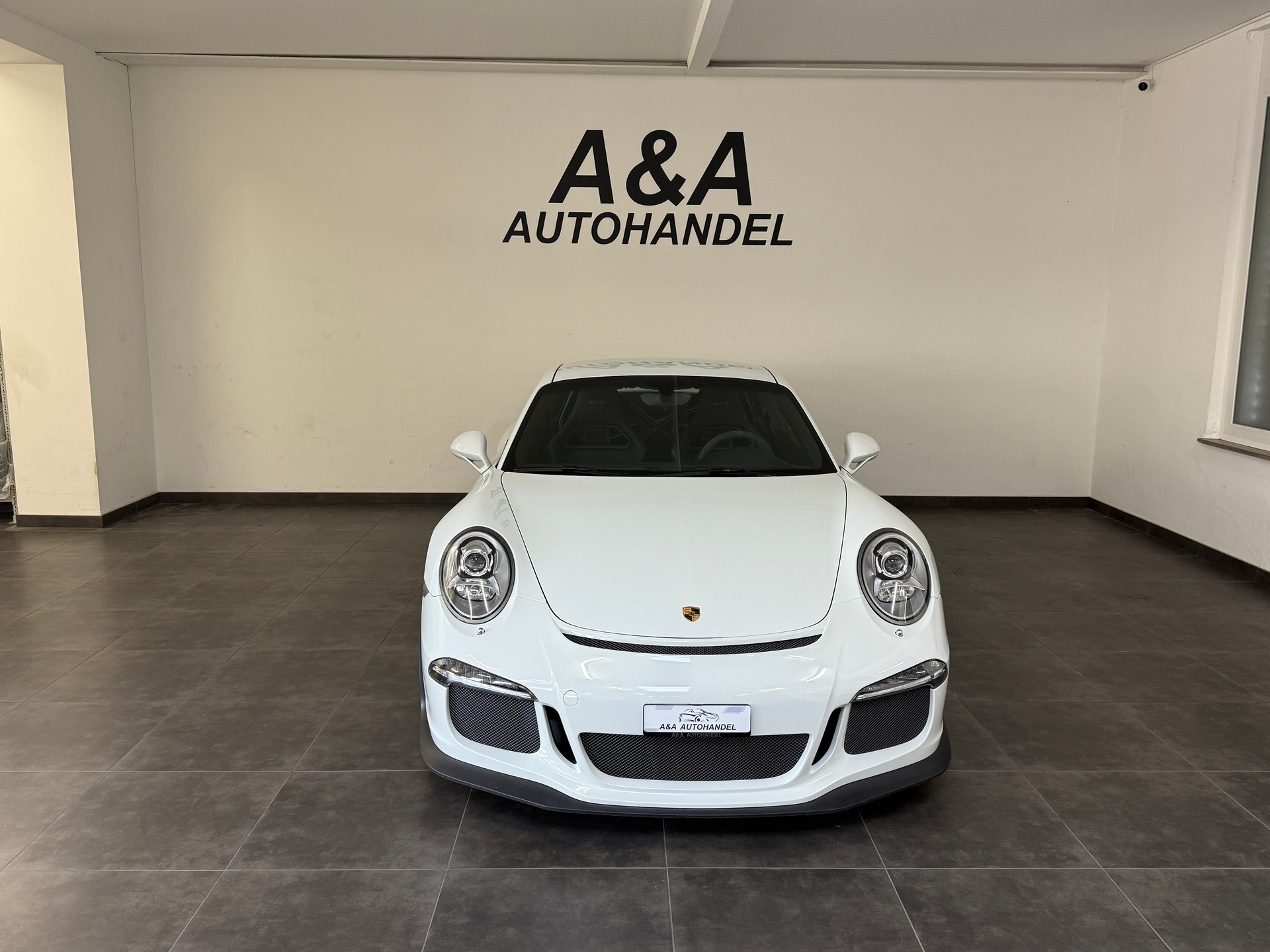 PORSCHE GT3-showroom-element-1