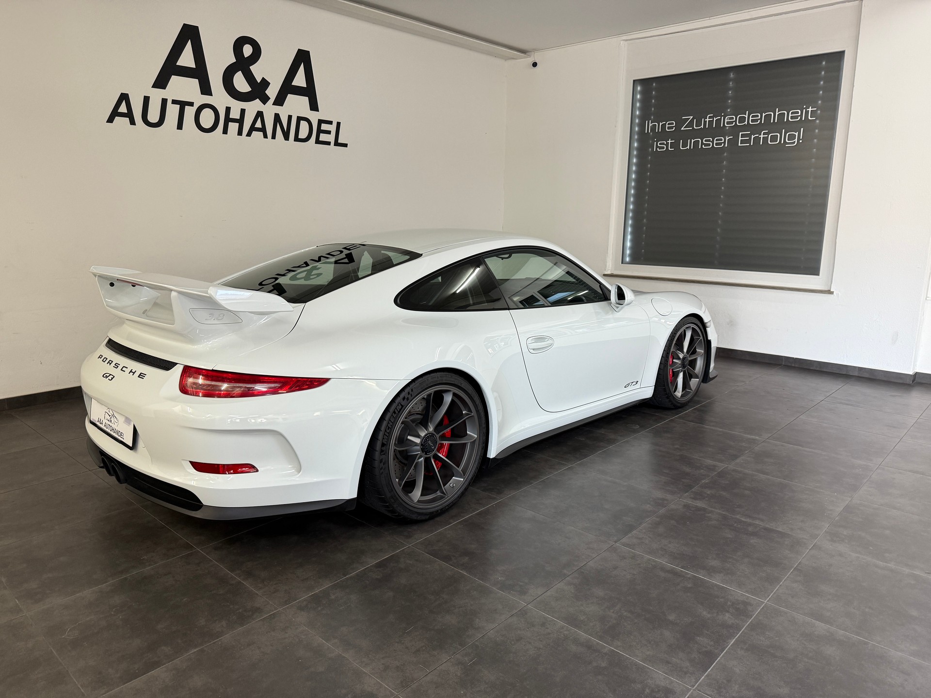PORSCHE GT3-showroom-element-3