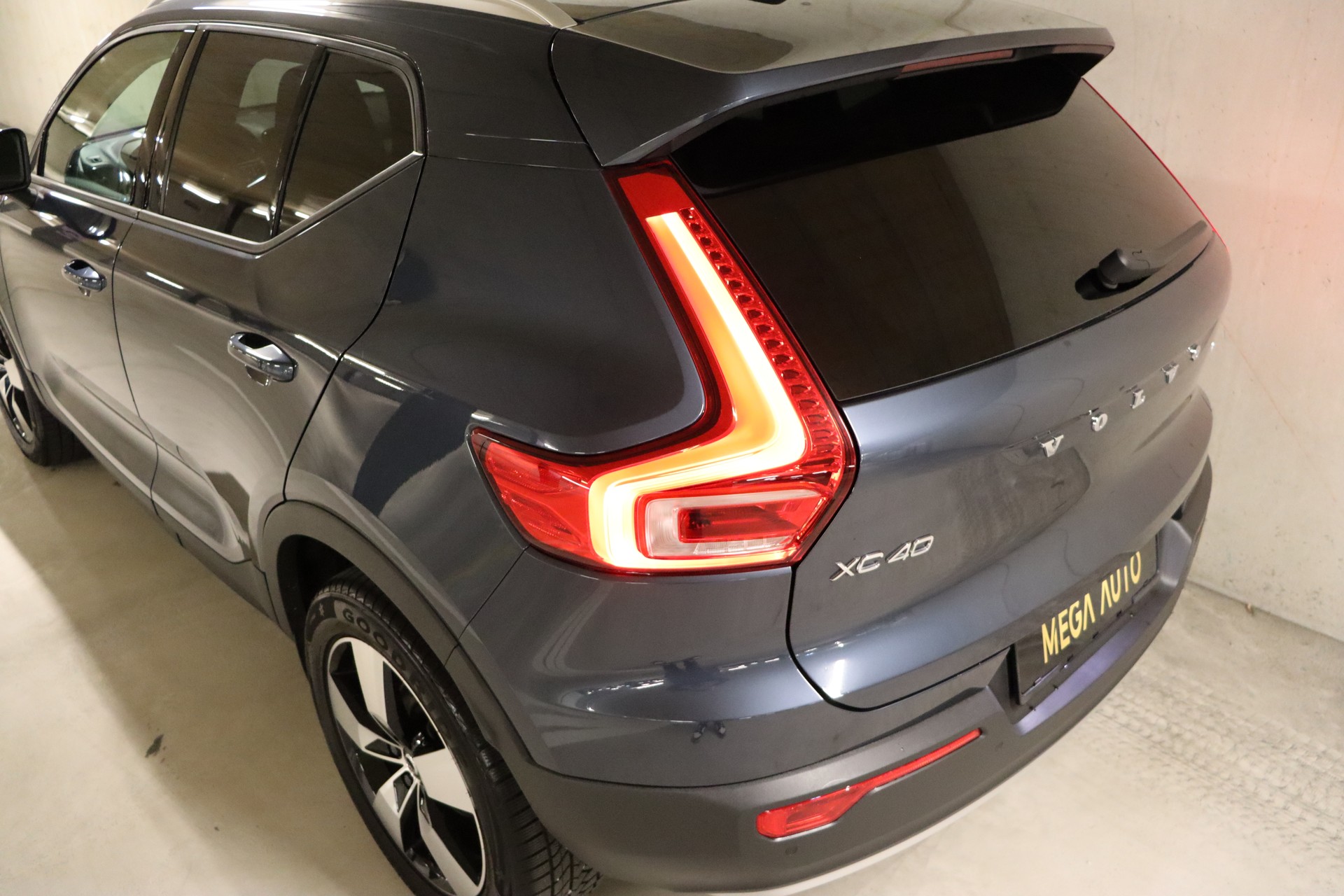 VOLVO XC40 T2 Momentum Geartronic-image-10