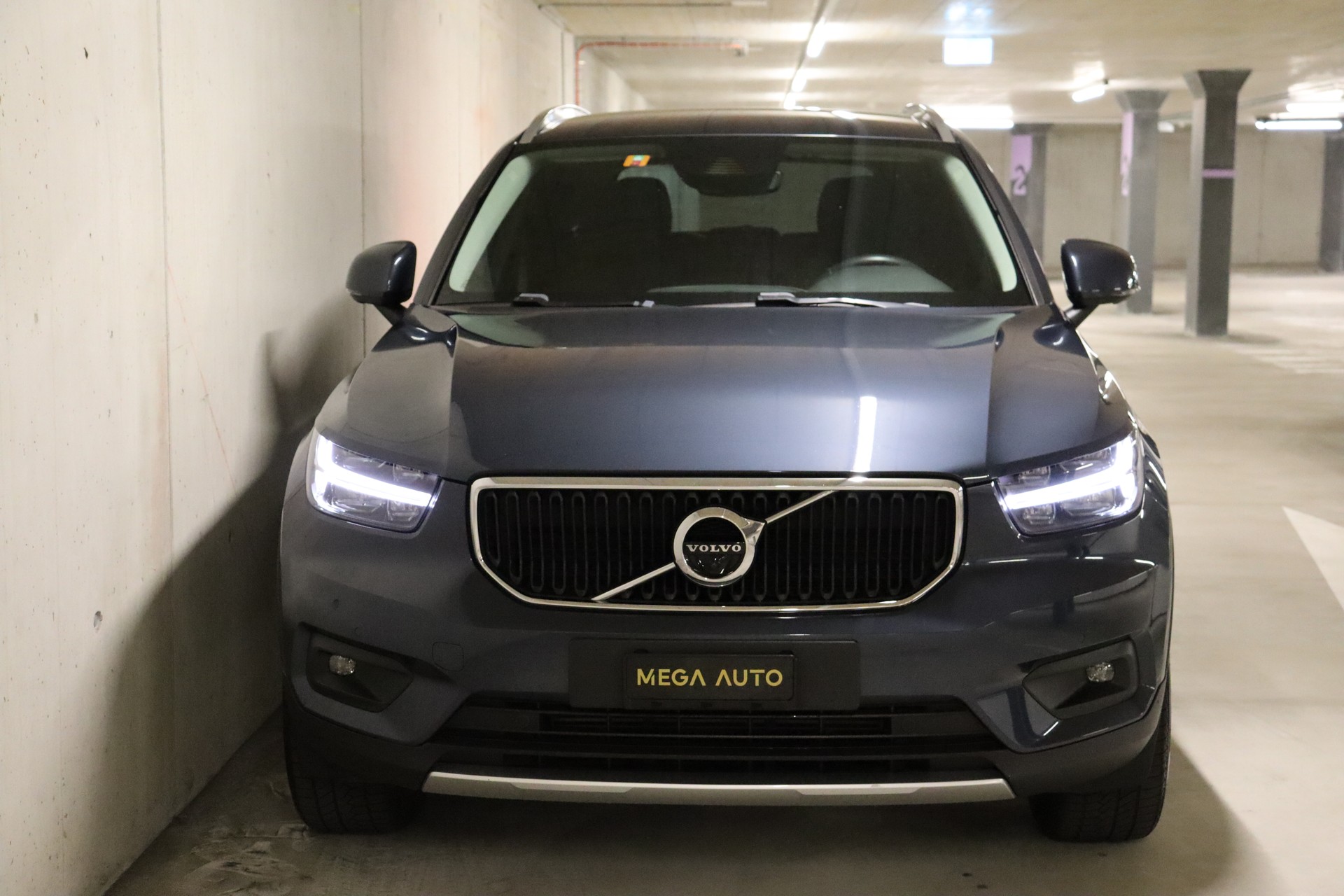 VOLVO XC40 T2 Momentum Geartronic-showroom-element-3