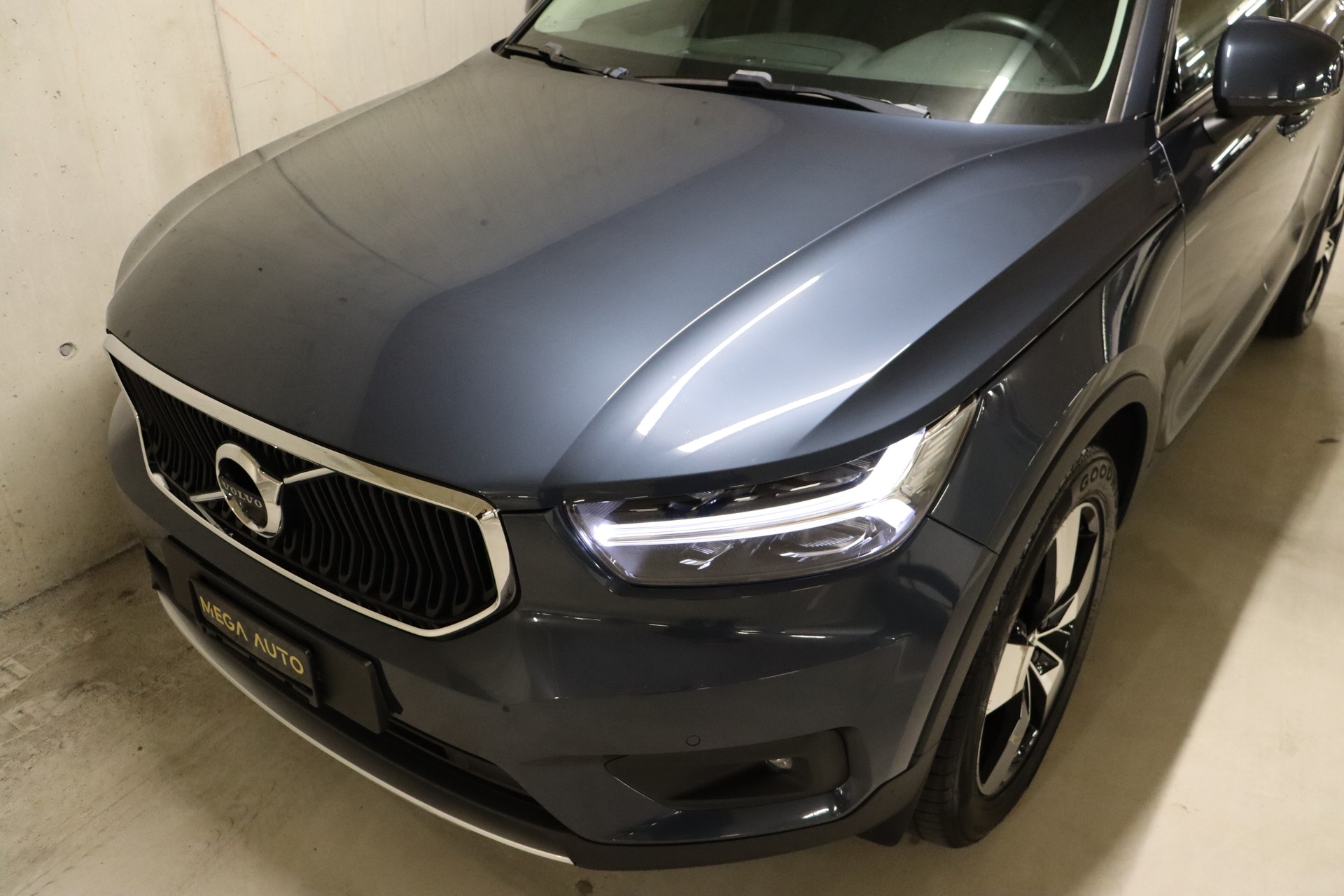 VOLVO XC40 T2 Momentum Geartronic-image-4