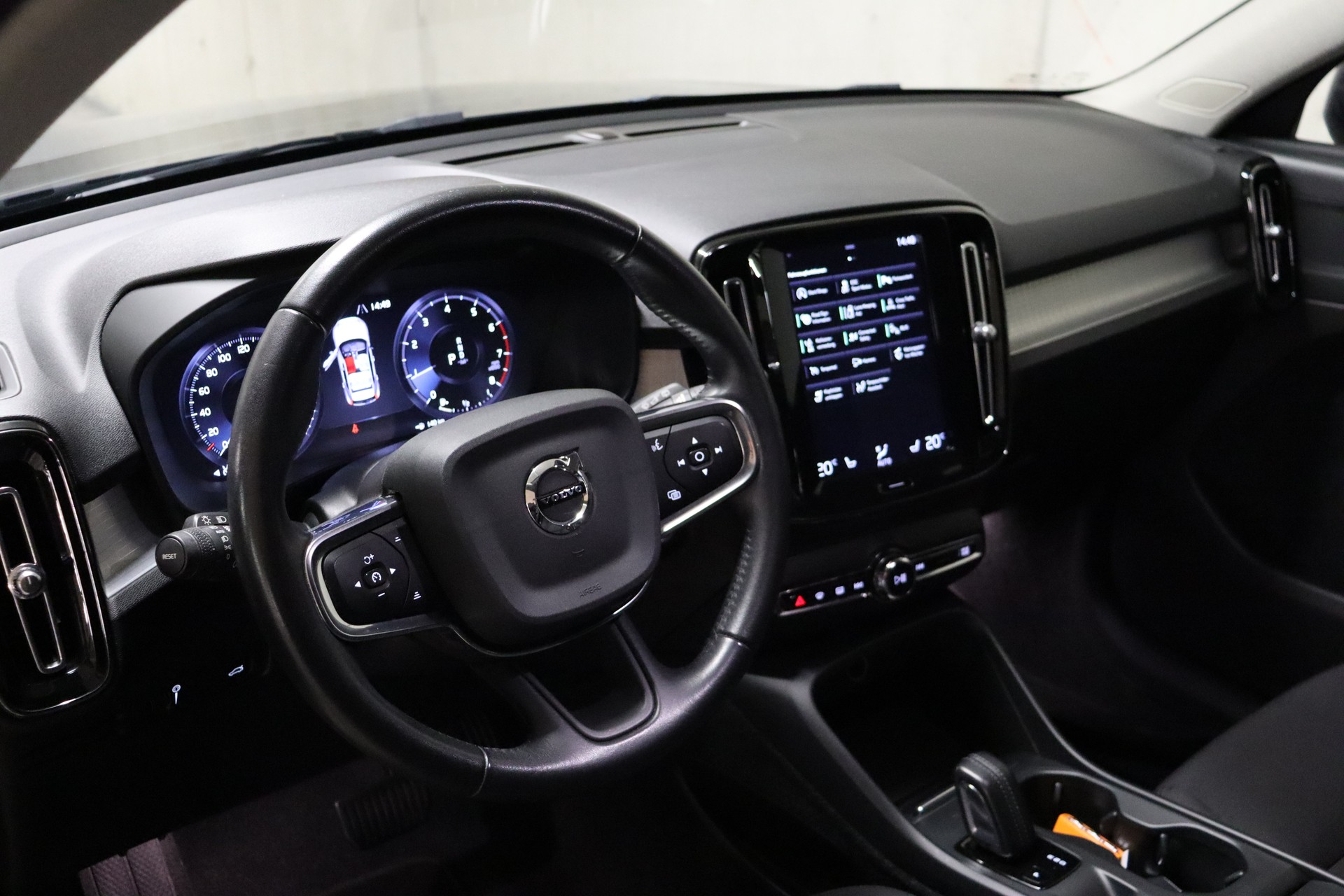 VOLVO XC40 T2 Momentum Geartronic-image-11
