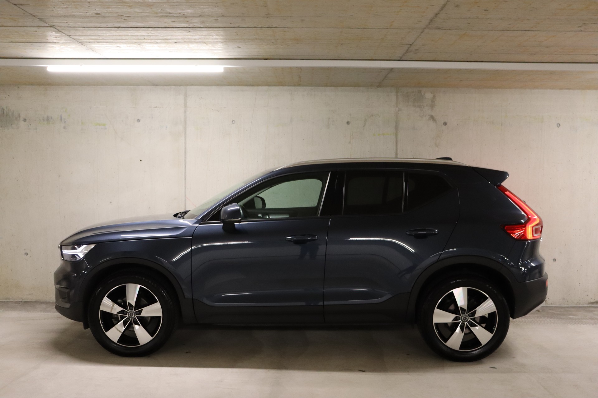 VOLVO XC40 T2 Momentum Geartronic-showroom-element-1