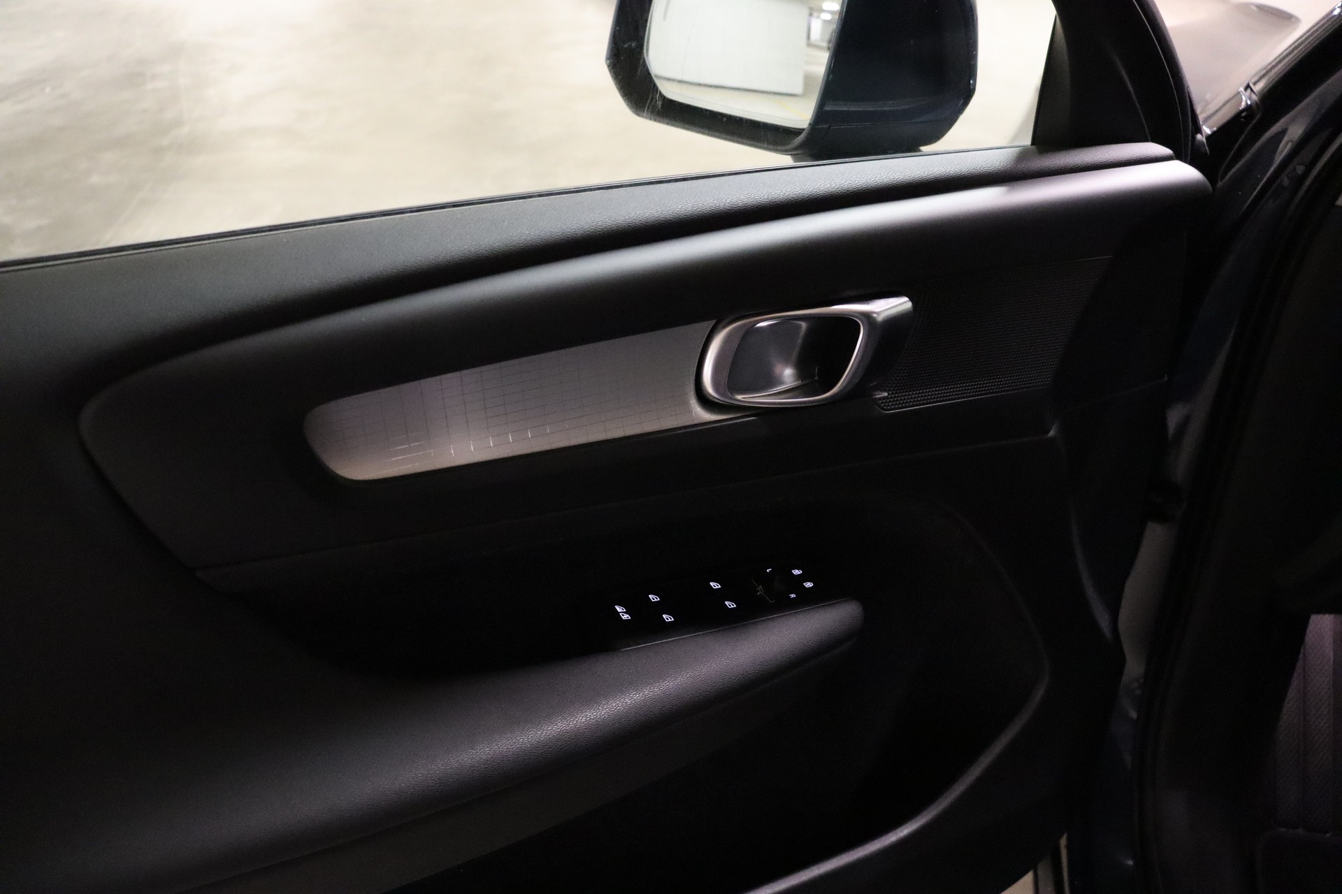 VOLVO XC40 T2 Momentum Geartronic-image-17