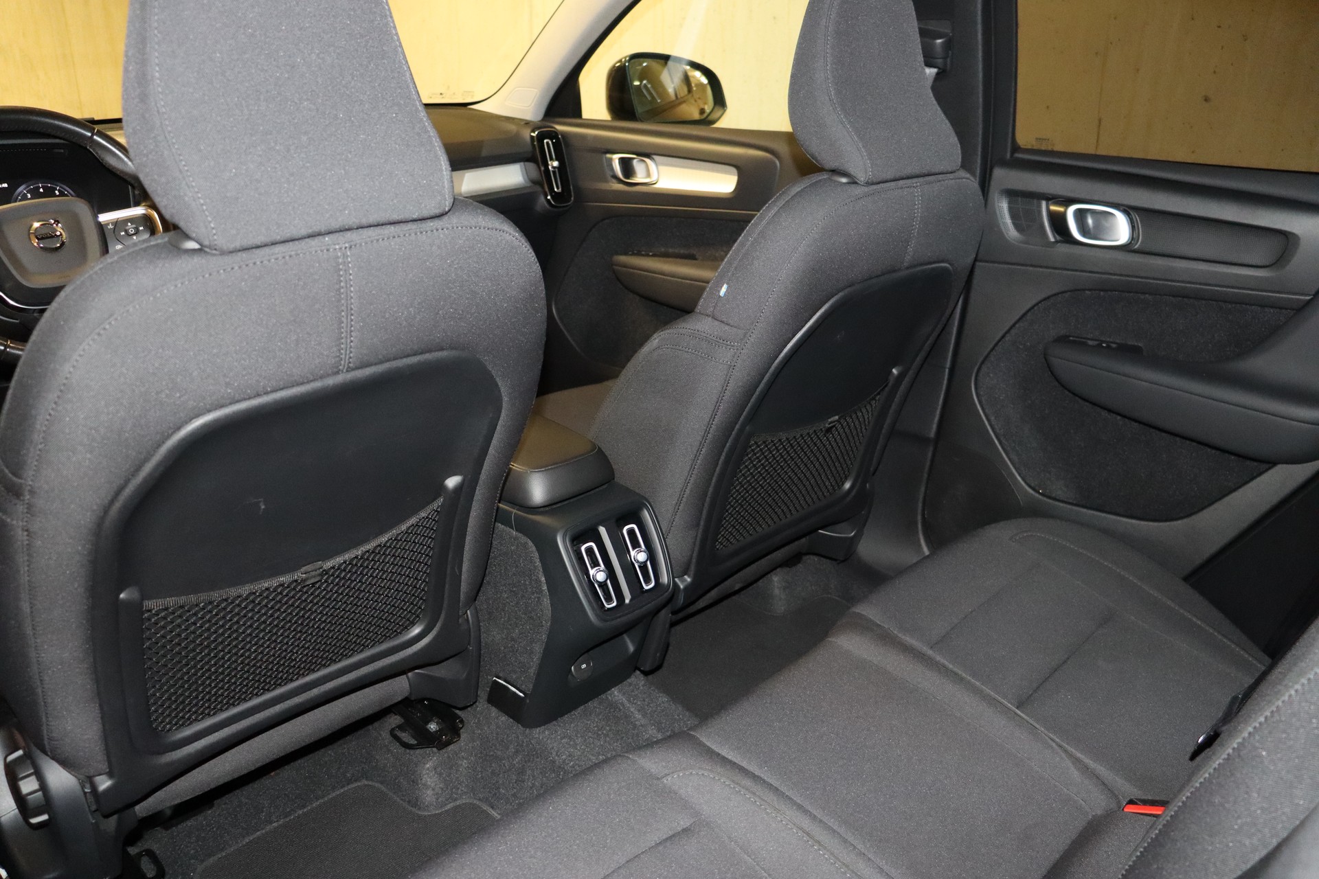 VOLVO XC40 T2 Momentum Geartronic-image-16