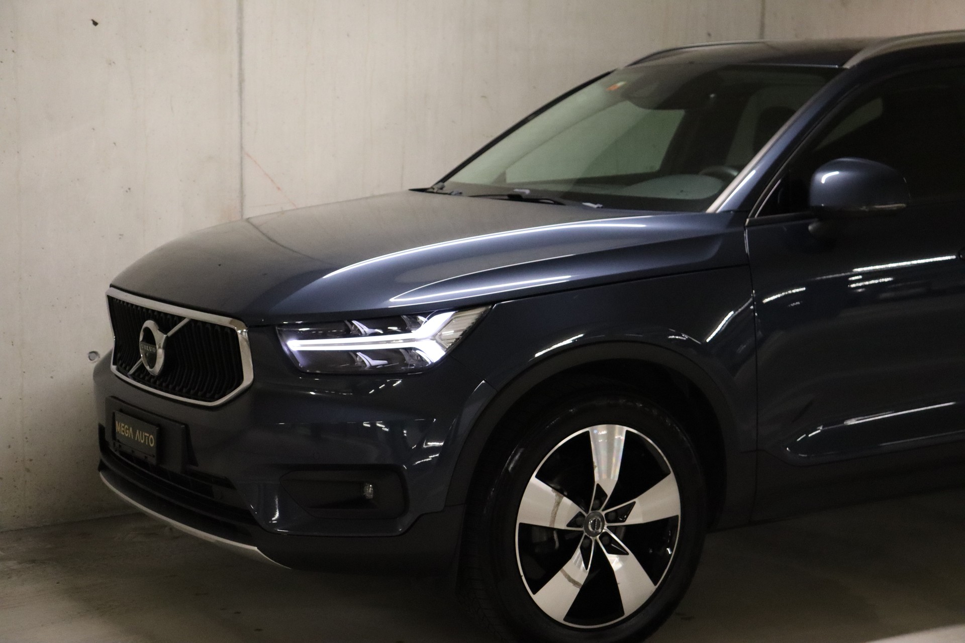VOLVO XC40 T2 Momentum Geartronic-showroom-element-2
