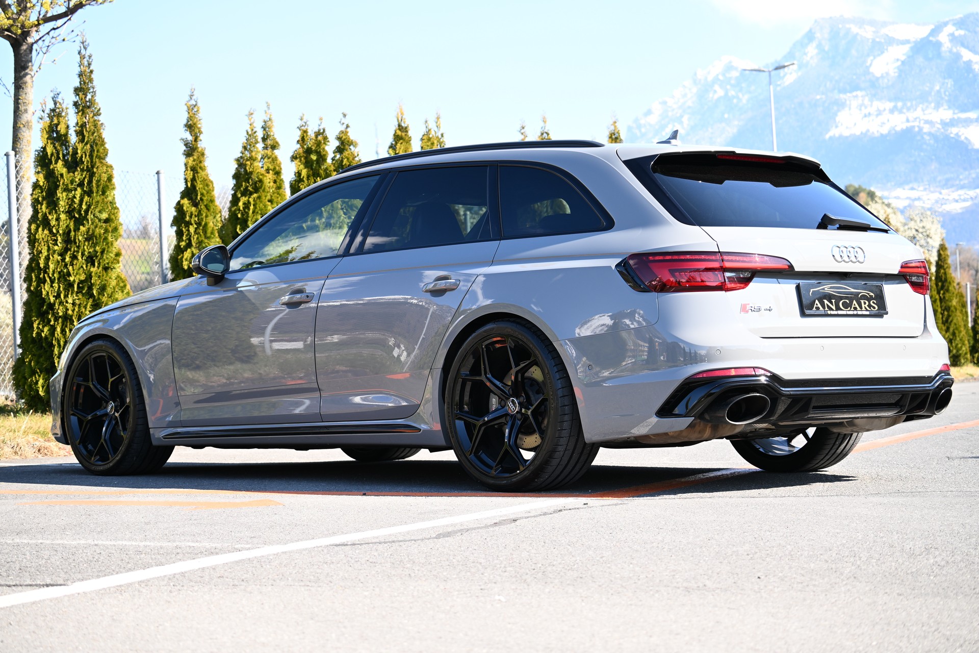 AUDI RS4 Avant 2.9 TFSI Quattro tiptronic Brachialer Sound und Keramikbremsen Neu sowie Neue Bereifung Sommer und Winter-image-9