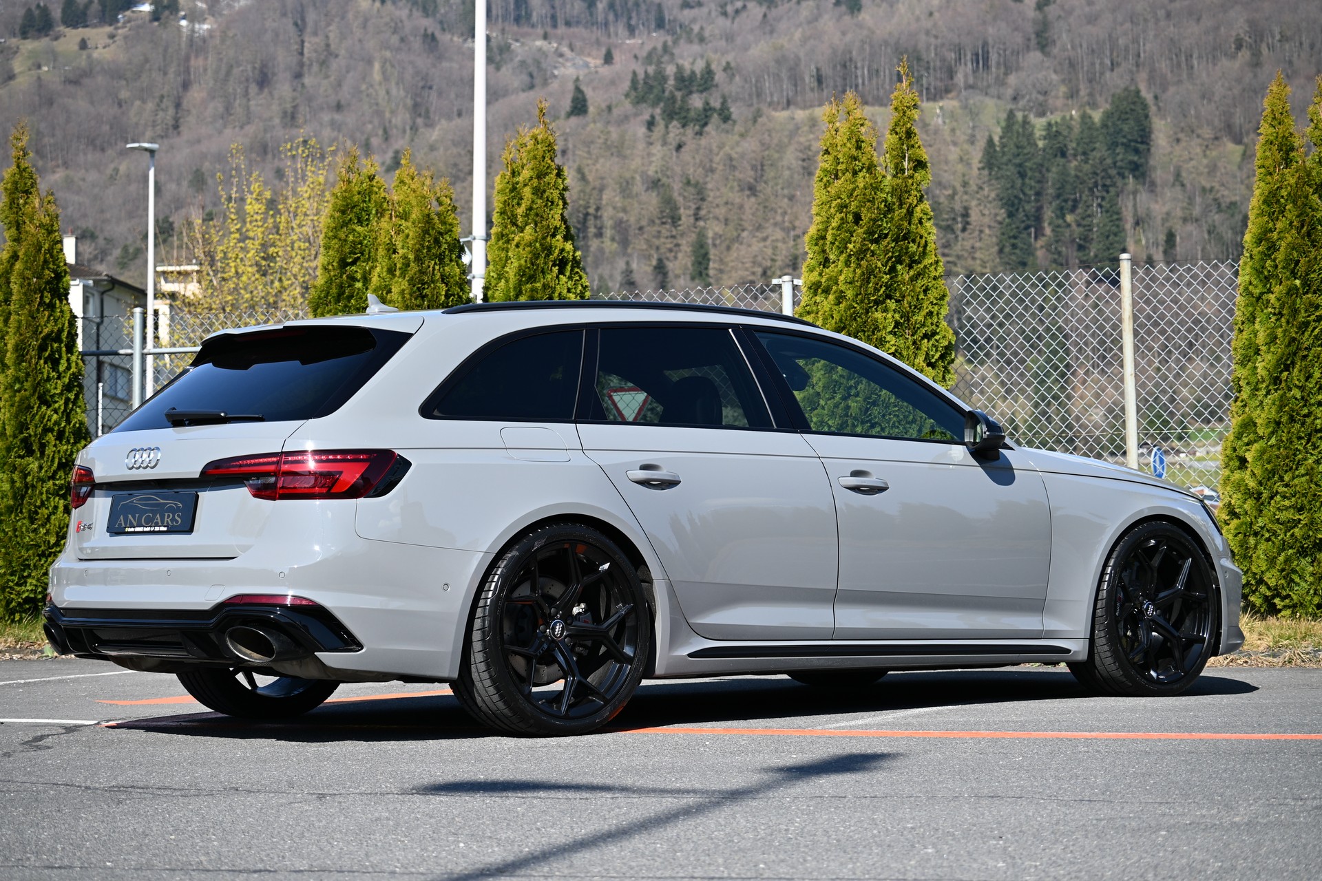 AUDI RS4 Avant 2.9 TFSI Quattro tiptronic Brachialer Sound und Keramikbremsen Neu sowie Neue Bereifung Sommer und Winter-image-11