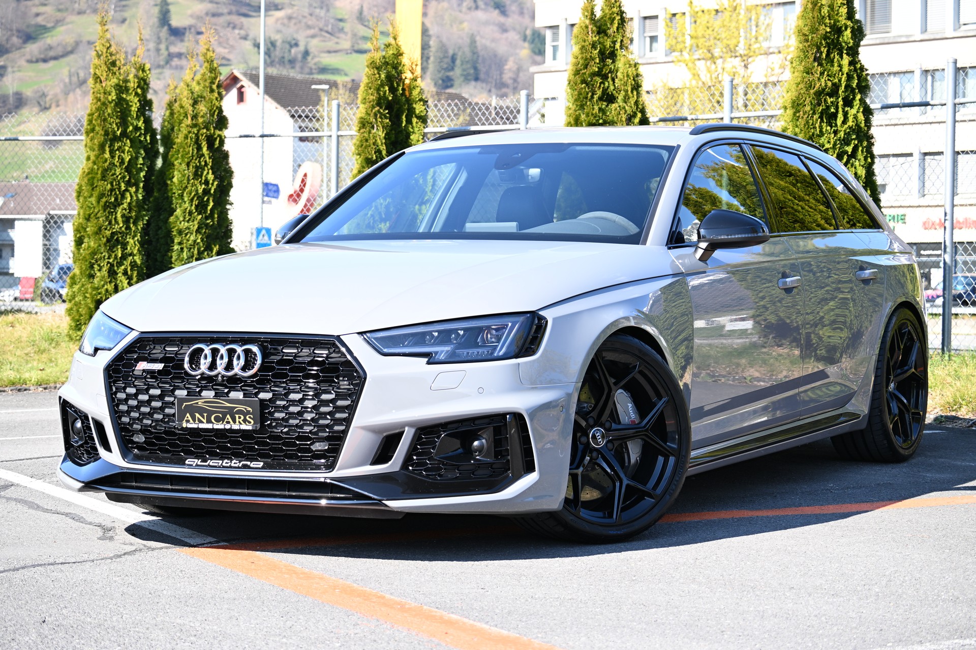 AUDI RS4 Avant 2.9 TFSI Quattro tiptronic Brachialer Sound und Keramikbremsen Neu sowie Neue Bereifung Sommer und Winter-image-4