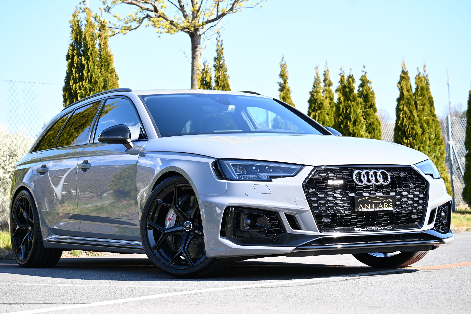 AUDI RS4 Avant 2.9 TFSI Quattro tiptronic Brachialer Sound und Keramikbremsen Neu sowie Neue Bereifung Sommer und Winter-image-1