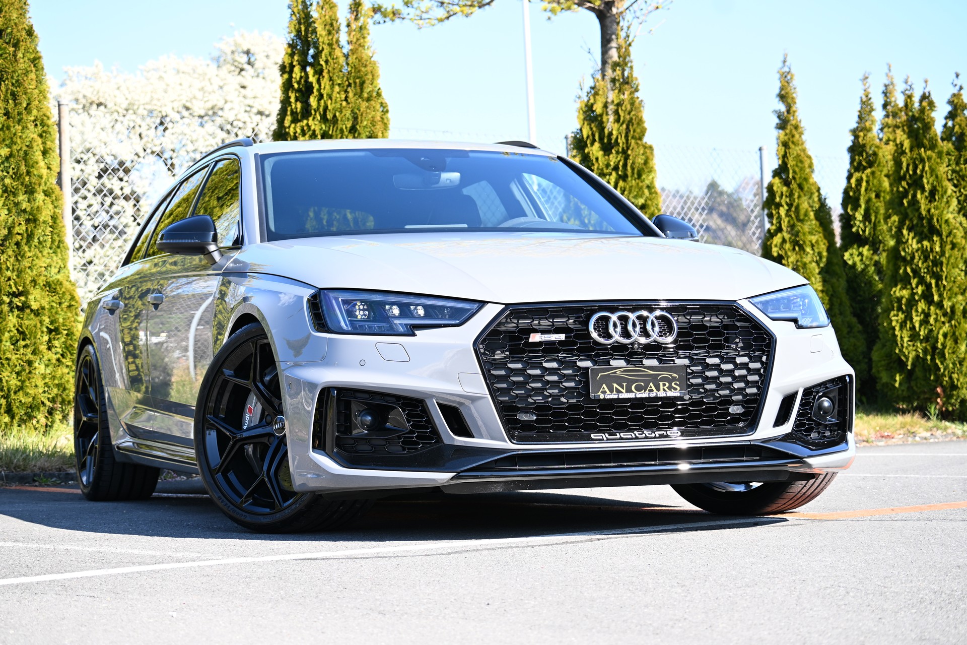 AUDI RS4 Avant 2.9 TFSI Quattro tiptronic Brachialer Sound und Keramikbremsen Neu sowie Neue Bereifung Sommer und Winter