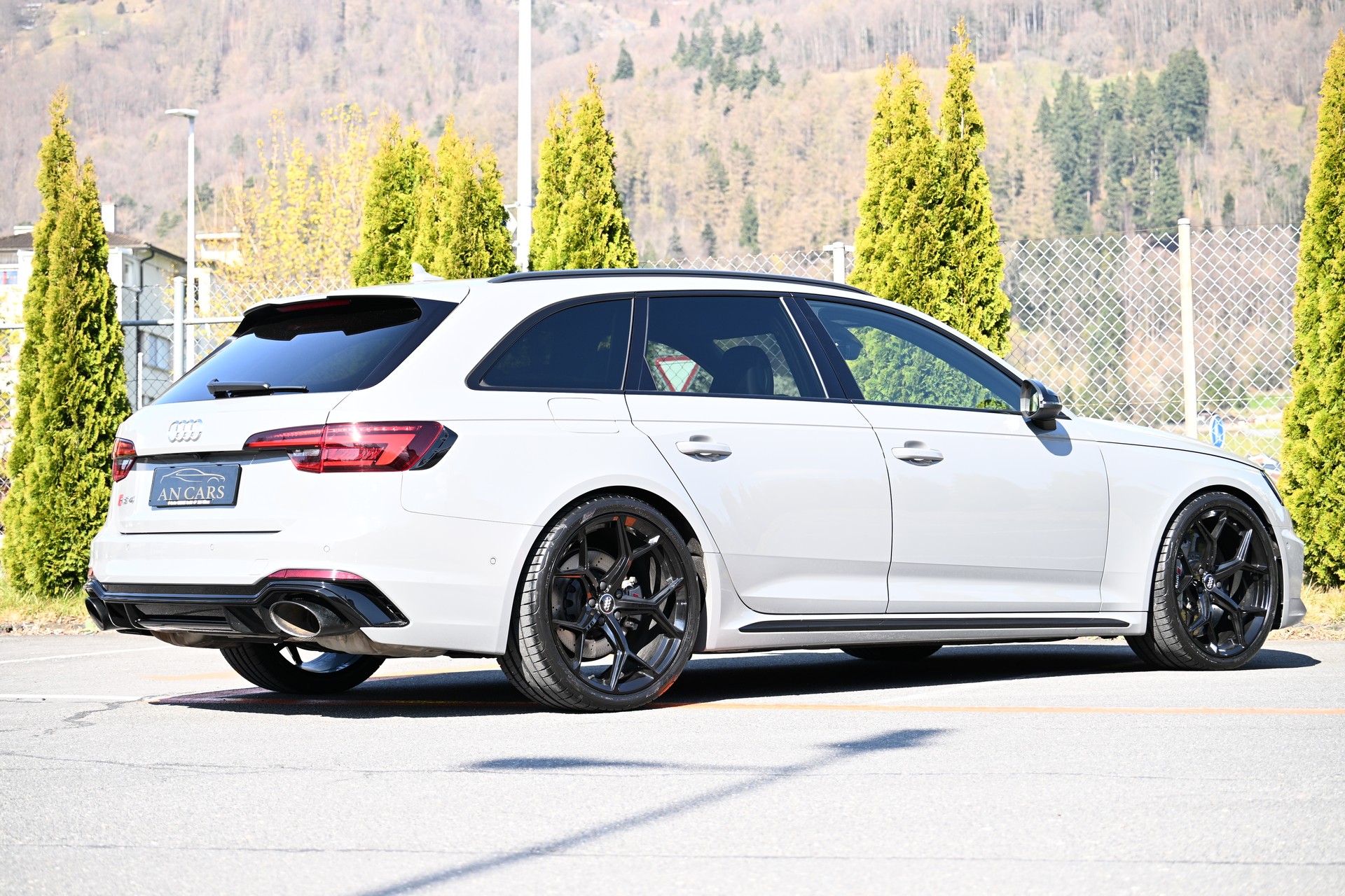 AUDI RS4 Avant 2.9 TFSI Quattro tiptronic Brachialer Sound und Keramikbremsen Neu sowie Neue Bereifung Sommer und Winter-image-10