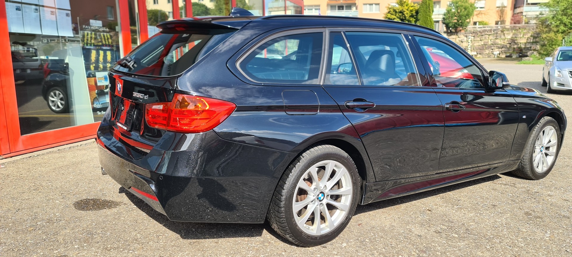 BMW 330d xDrive Touring M Paket, Sport Line Steptronic-showroom-element-2