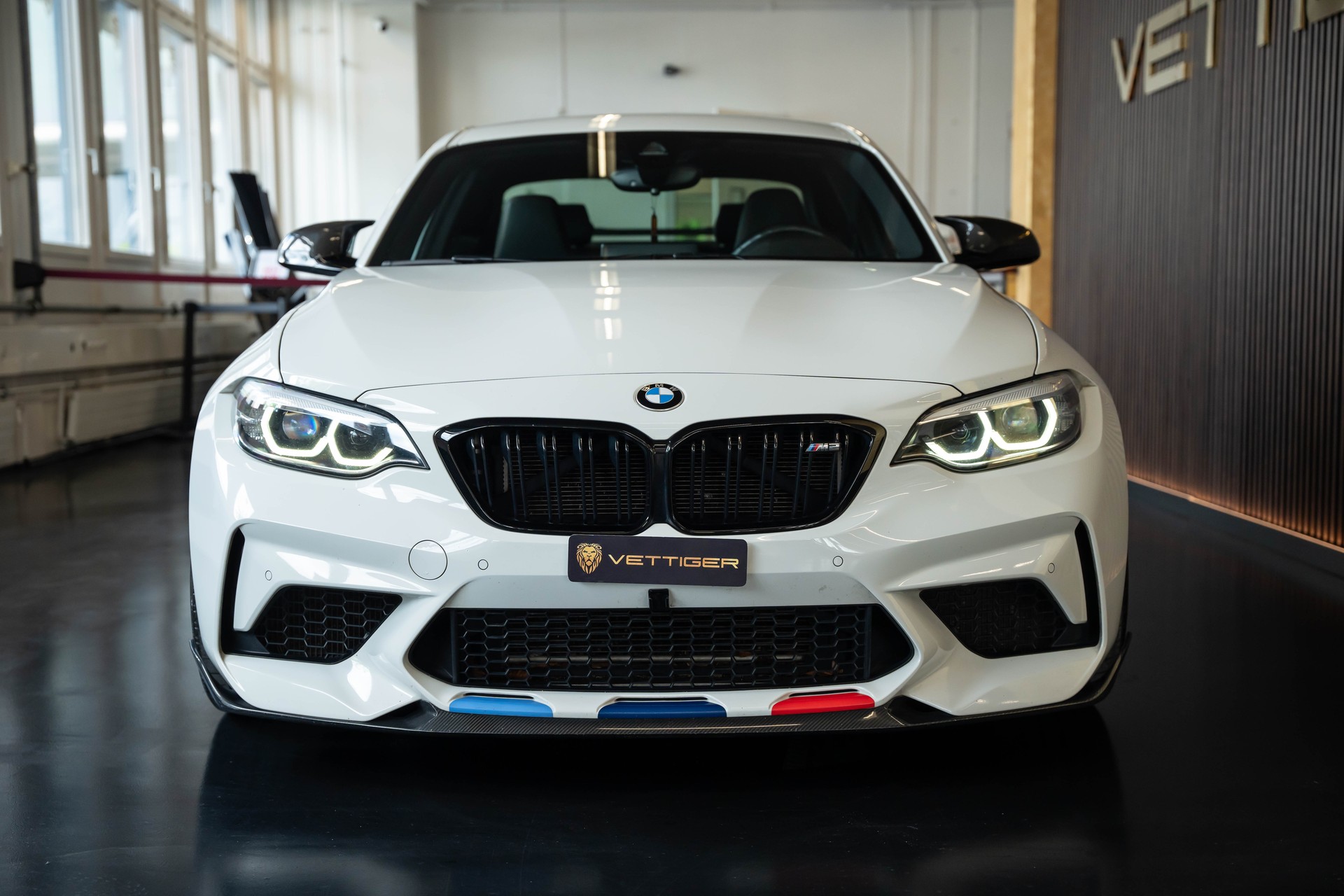 BMW M2 Competition Drivelogic-showroom-element-1