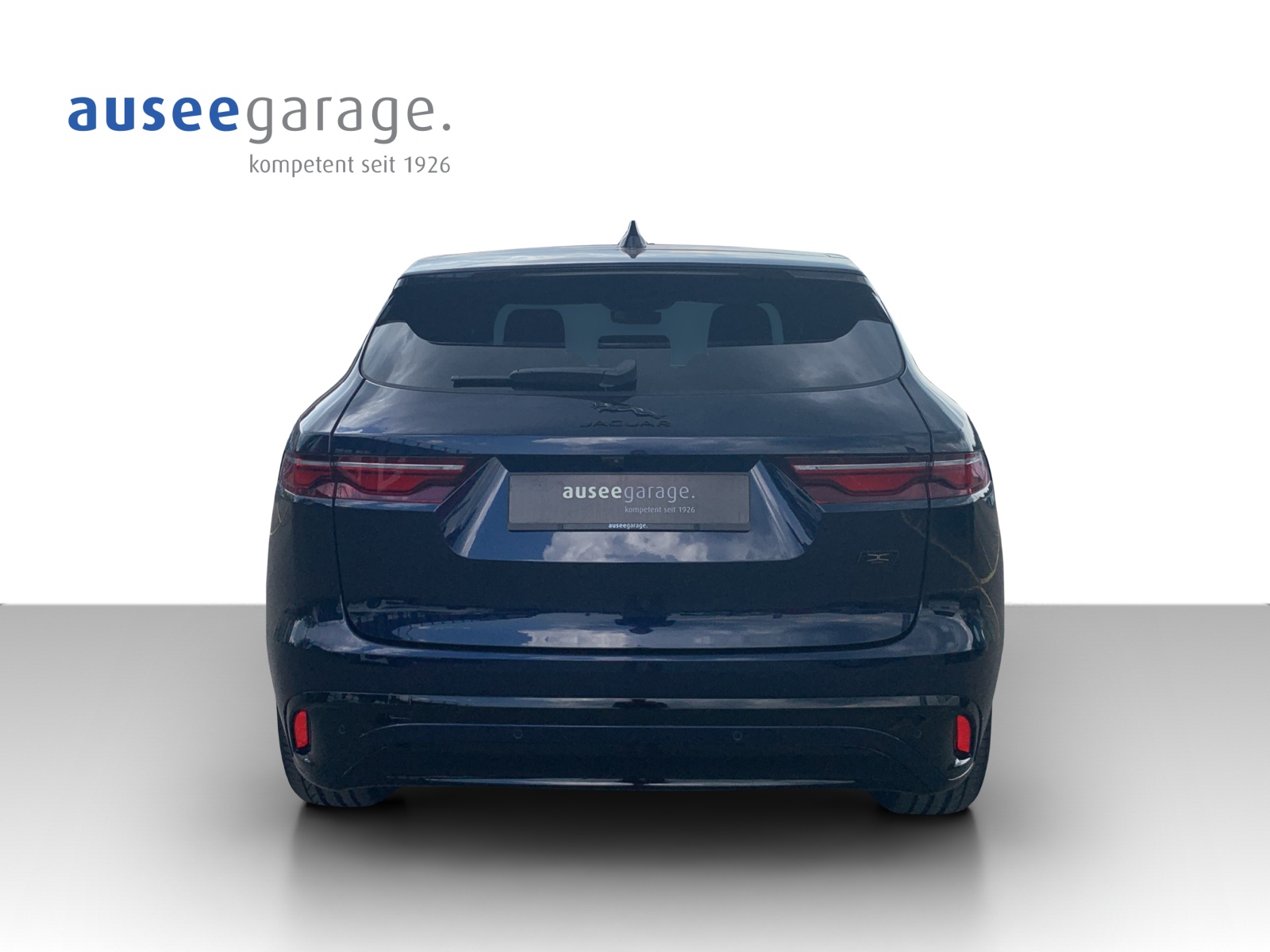 JAGUAR F-Pace 2.0 P400e R-Dynamic HSE 90th Anniversary Ed. AWD 90-showroom-element-3