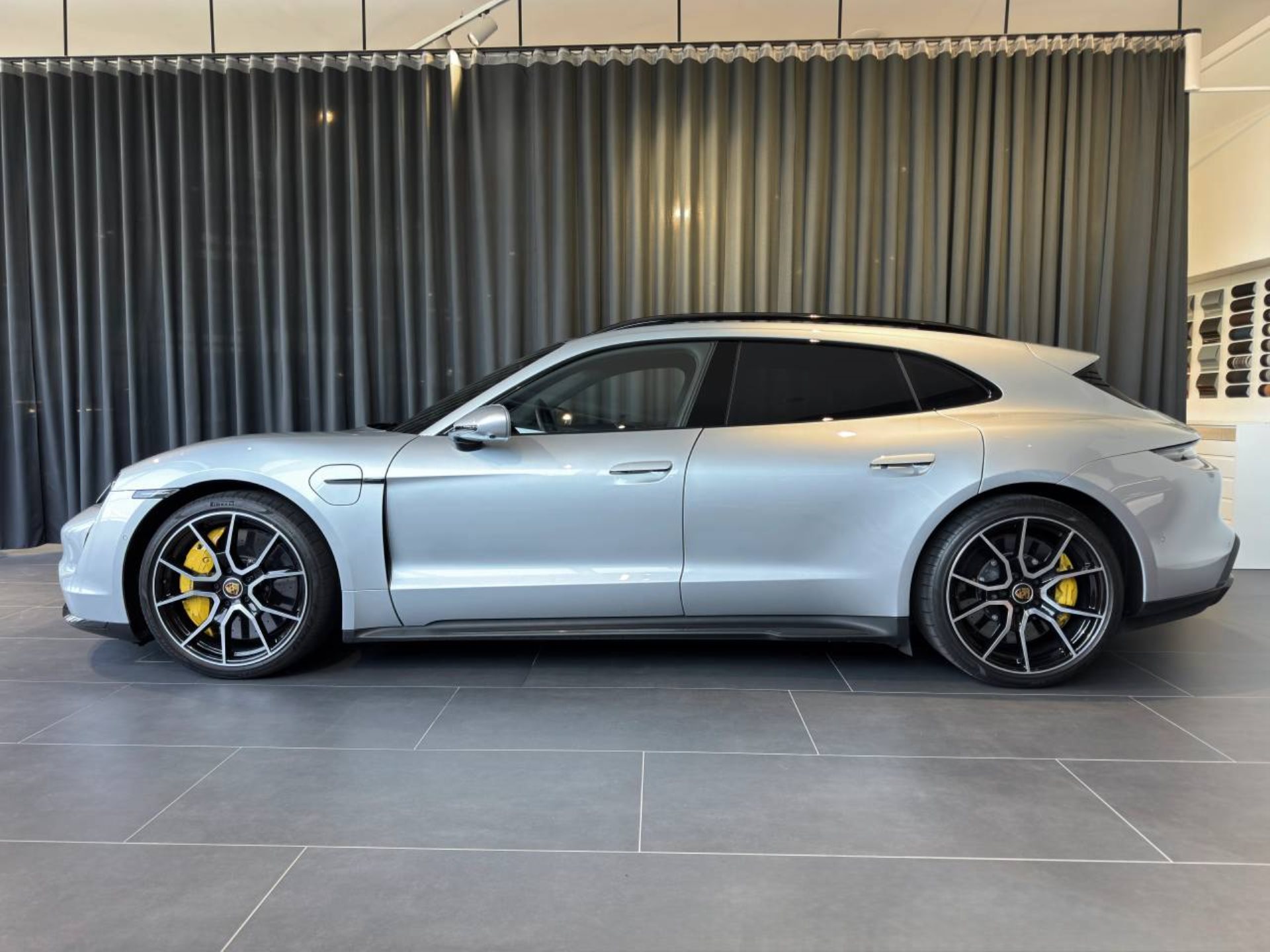 PORSCHE Taycan Turbo S Sport Turismo-showroom-element-1