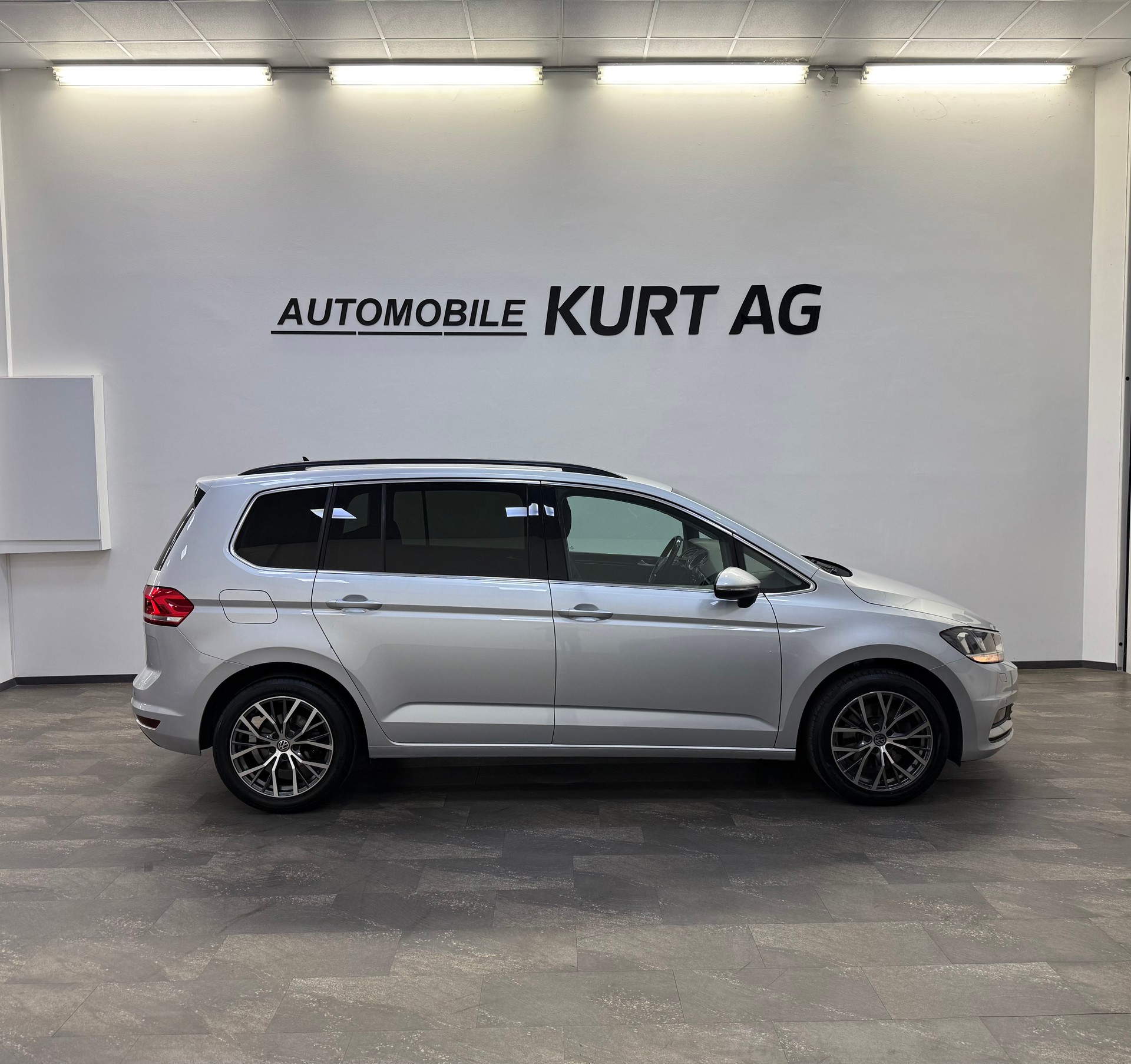 VW Touran 1.6 TDI BlueMotion Technology Trendline DSG-image-9